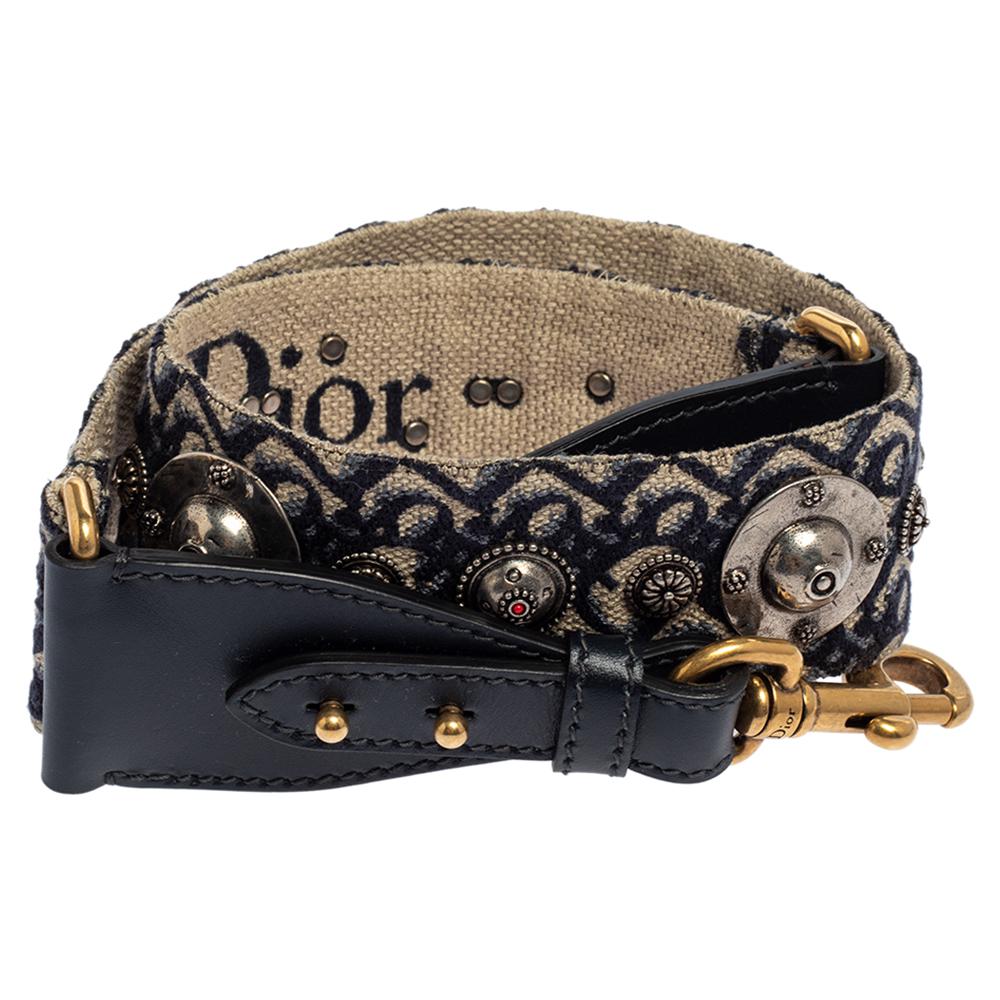 Dior brings you this super-chic shoulder strap that you can flaunt with your great collection of handbags. The strap is made from canvas and leather and it is decorated with Bohemian details. It is complete with two metal lobster clasps for you to