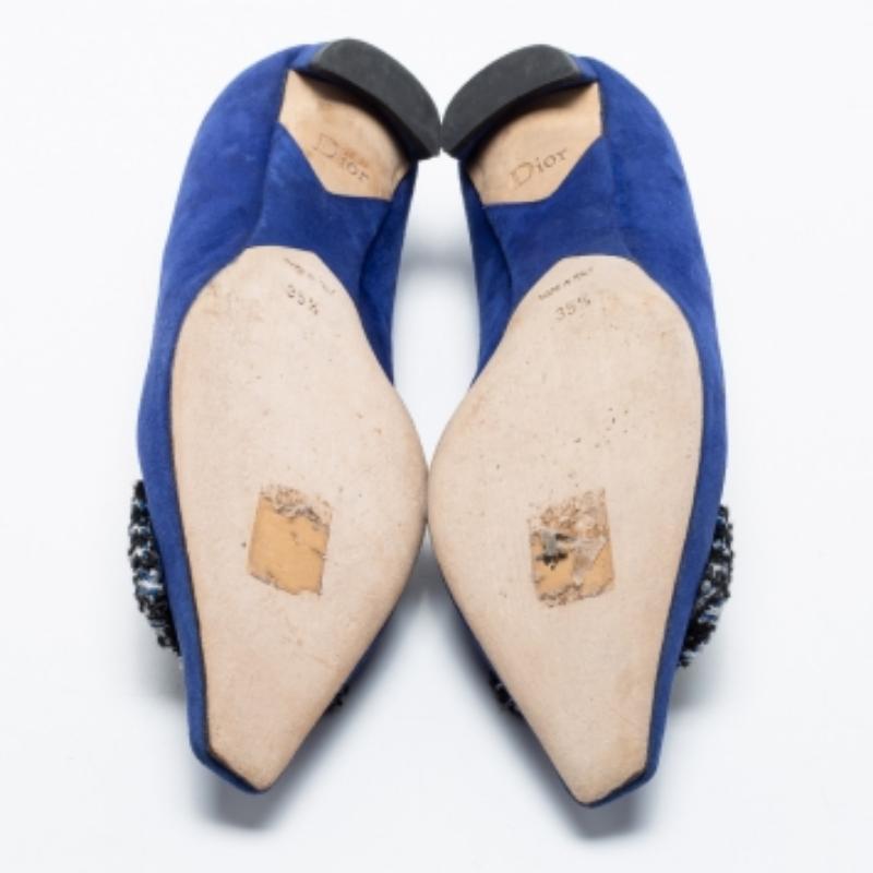 Lend complete comfort and relaxation to your feet with these ballet flats from the House of Dior. They are designed using blue suede, with an accent highlighting the front. They flaunt pointed toes and a slip-on style. These ballet flats will match