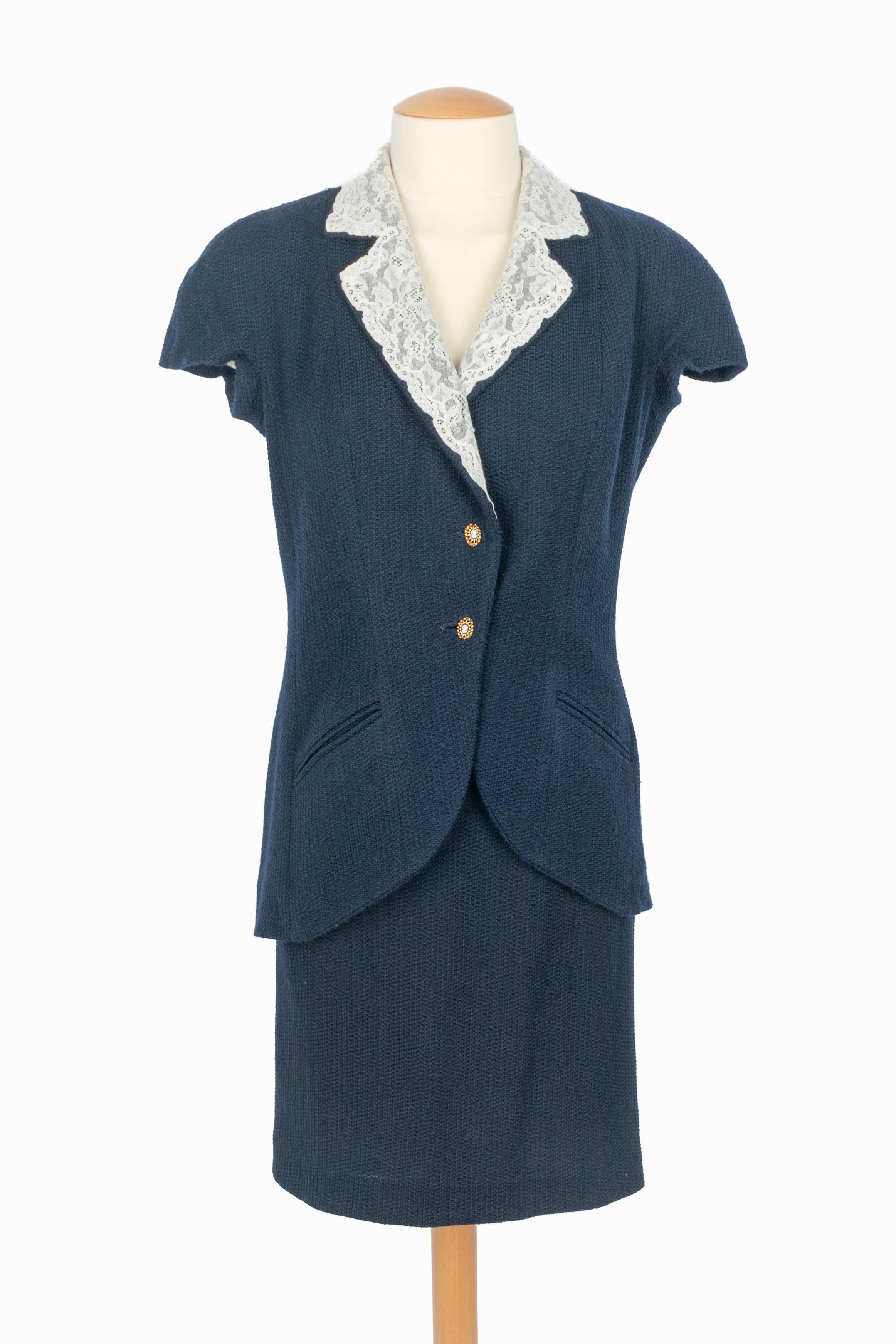 DIOR - (Made in France) Abito in pizzo, seta e lana composto da una gonna e un top. Fodera in seta. Taglia 40FR. Collezione primavera-estate 1998 sotto la direzione artistica di John Galliano.

Condizioni:
Ottime condizioni

Dimensioni:
Giacca: