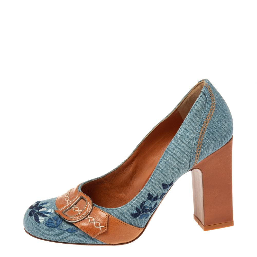 Simple, sophisticated, and stylish, these Dior pumps are crafted from denim and leather and feature round toes. They have been styled with well-cut vamps, embroidery, the signature 