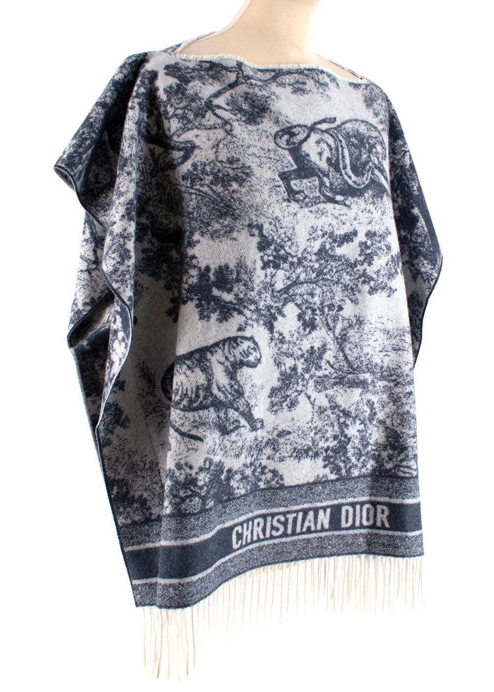 Dior Blauer Toile de Jouy Kaschmir Poncho

Der Toile de Jouy Poncho hebt Diors Markenzeichen-Motiv hervor. Das neue Modell der Saison hat einen Fransenrand und ist aus extrem weichem Kaschmir gefertigt:: der mit den für Christian Dior