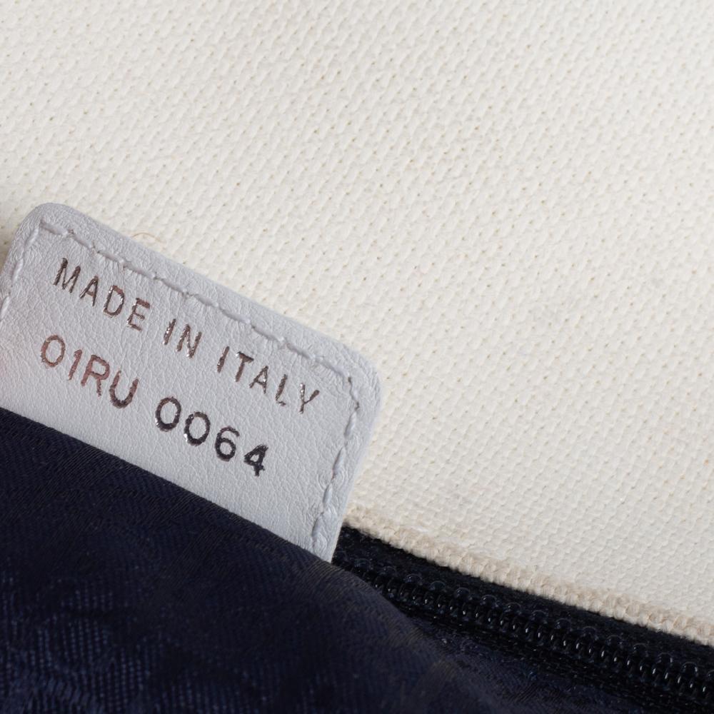 Dior Blau/Weißes Canvas Flap Baguette im Zustand „Gut“ in Dubai, Al Qouz 2