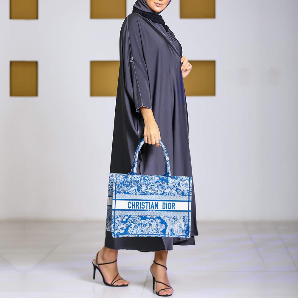 This Dior Book tote is a result of blending high crafting skills with a practical design. It arrives with a durable exterior completed by luxe detailing. It is an accessory that you can count on.