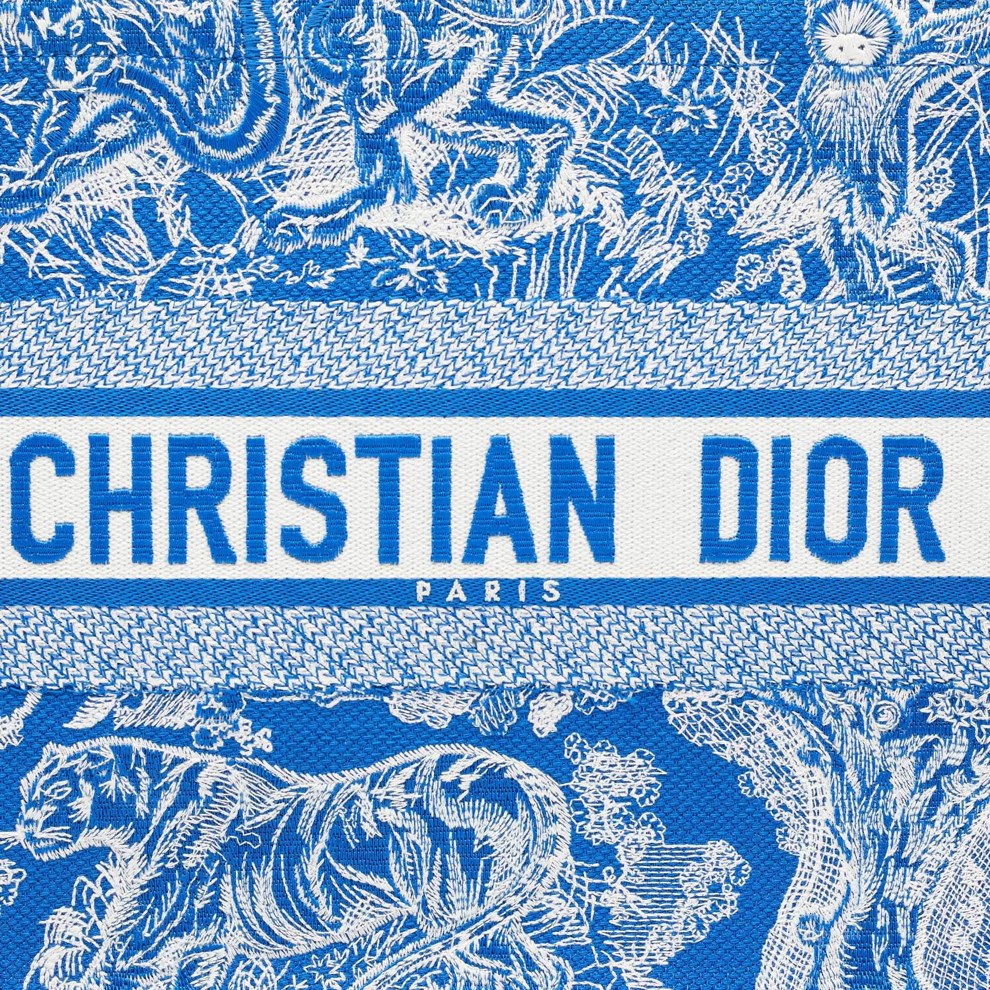 Dior Blue/White Embroidered Canvas Medium Toile de Jouy Book Tote For Sale 1