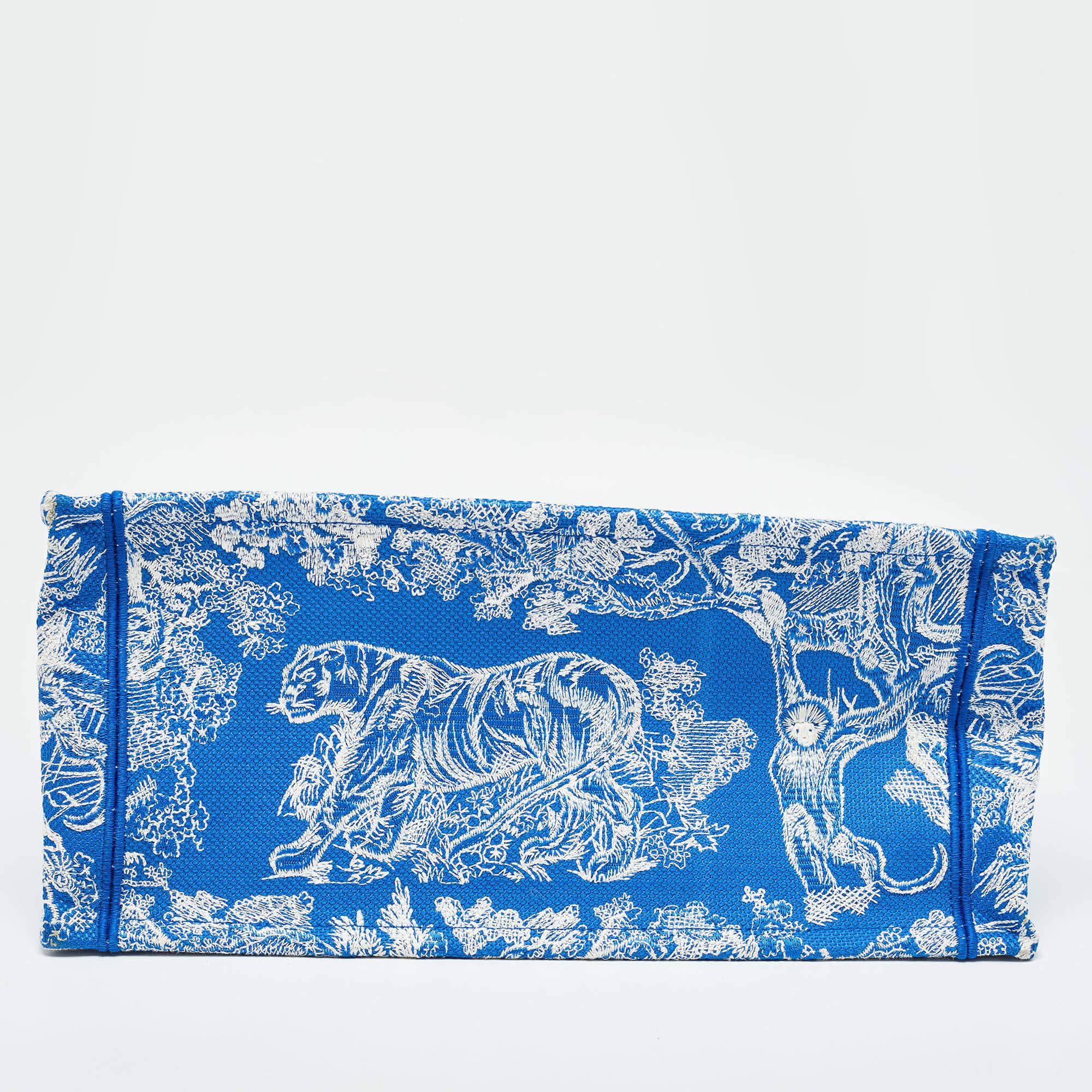 Dior Blue/White Embroidered Canvas Medium Toile de Jouy Book Tote For Sale 2