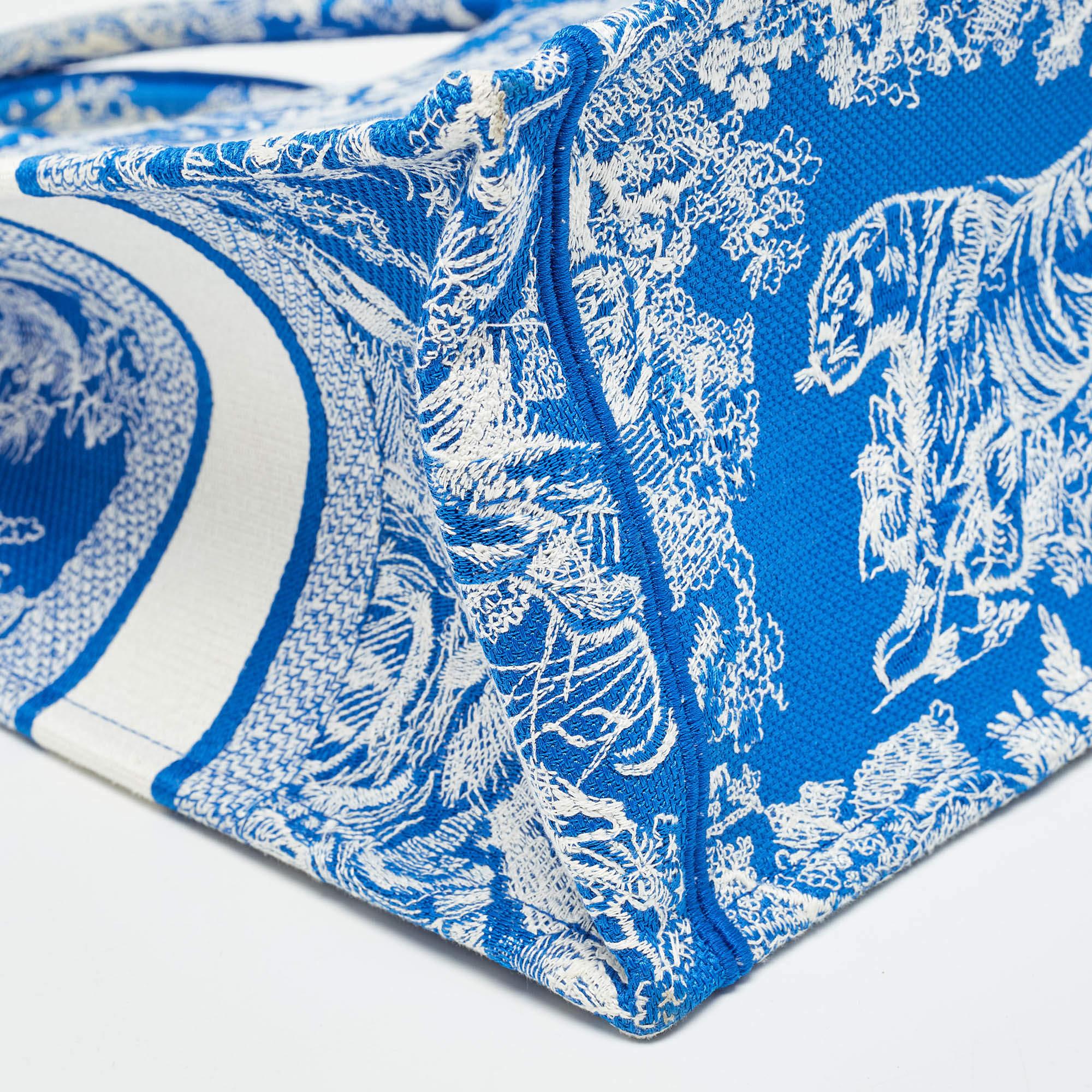Dior Blue/White Embroidered Canvas Medium Toile de Jouy Book Tote For Sale 5