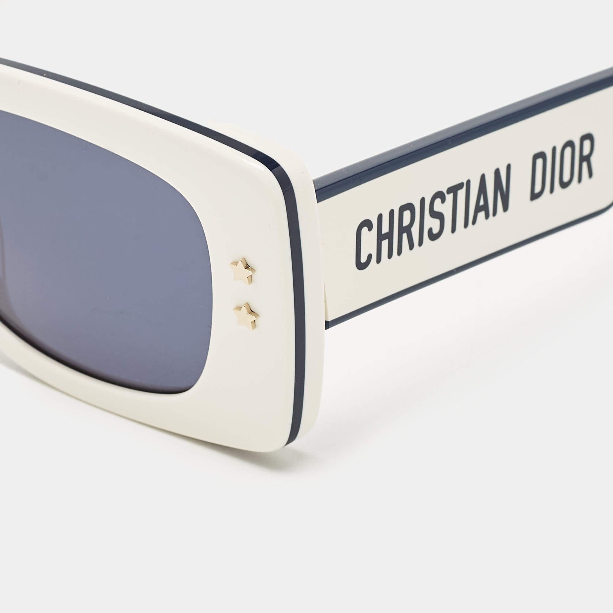 Cette paire de lunettes de soleil Dior est conçue pour les femmes qui ont un goût prononcé pour la mode. Compagnon idéal des sorties ensoleillées, il arbore des tempes de marque.

Longueur des branches : 140 mm
Taille du pont : 17 mm
Taille de l'œil