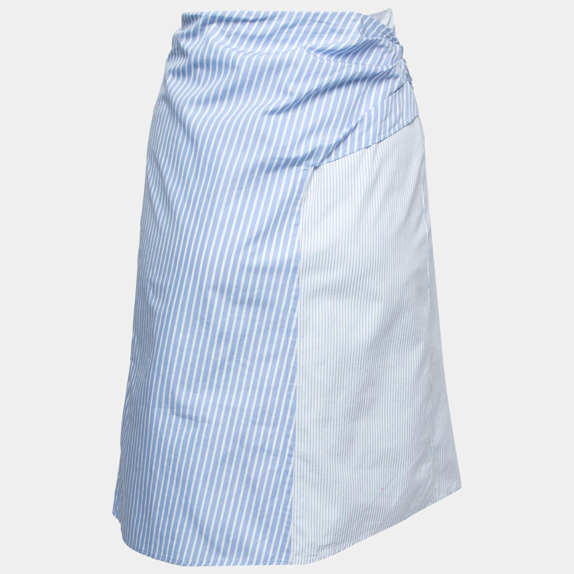 Tailored in a lightweight and comfortable cotton fabric, this Dior skirt features stripes all over. The blue and white piece comes with an asymmetric hem. Team with a shirt or crop top to complete a sophisticated look.

