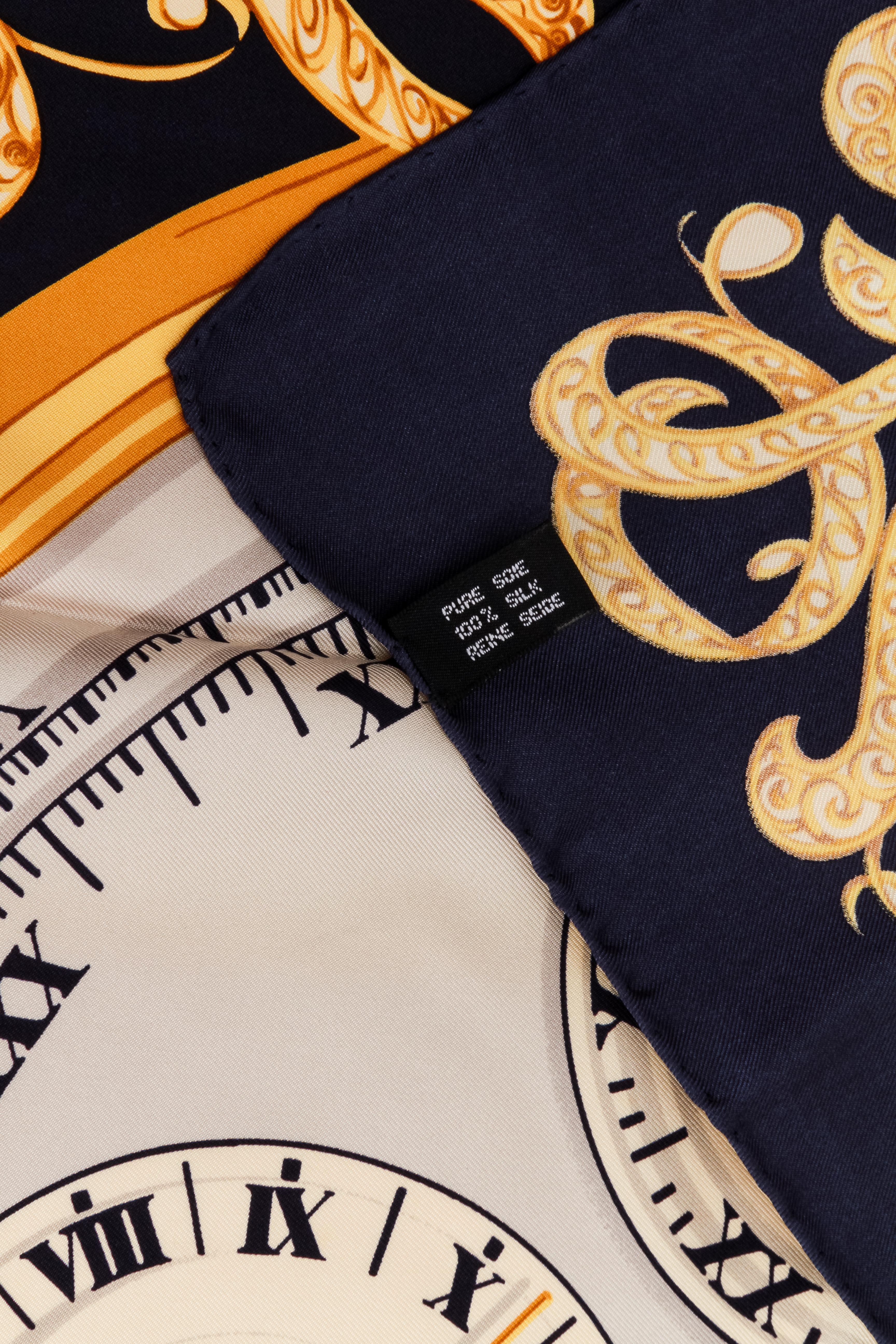 Foulard en soie Christian Dior prélavé. Design d'horloges blanches, bleues et jaunes. Bords roulés à la main.