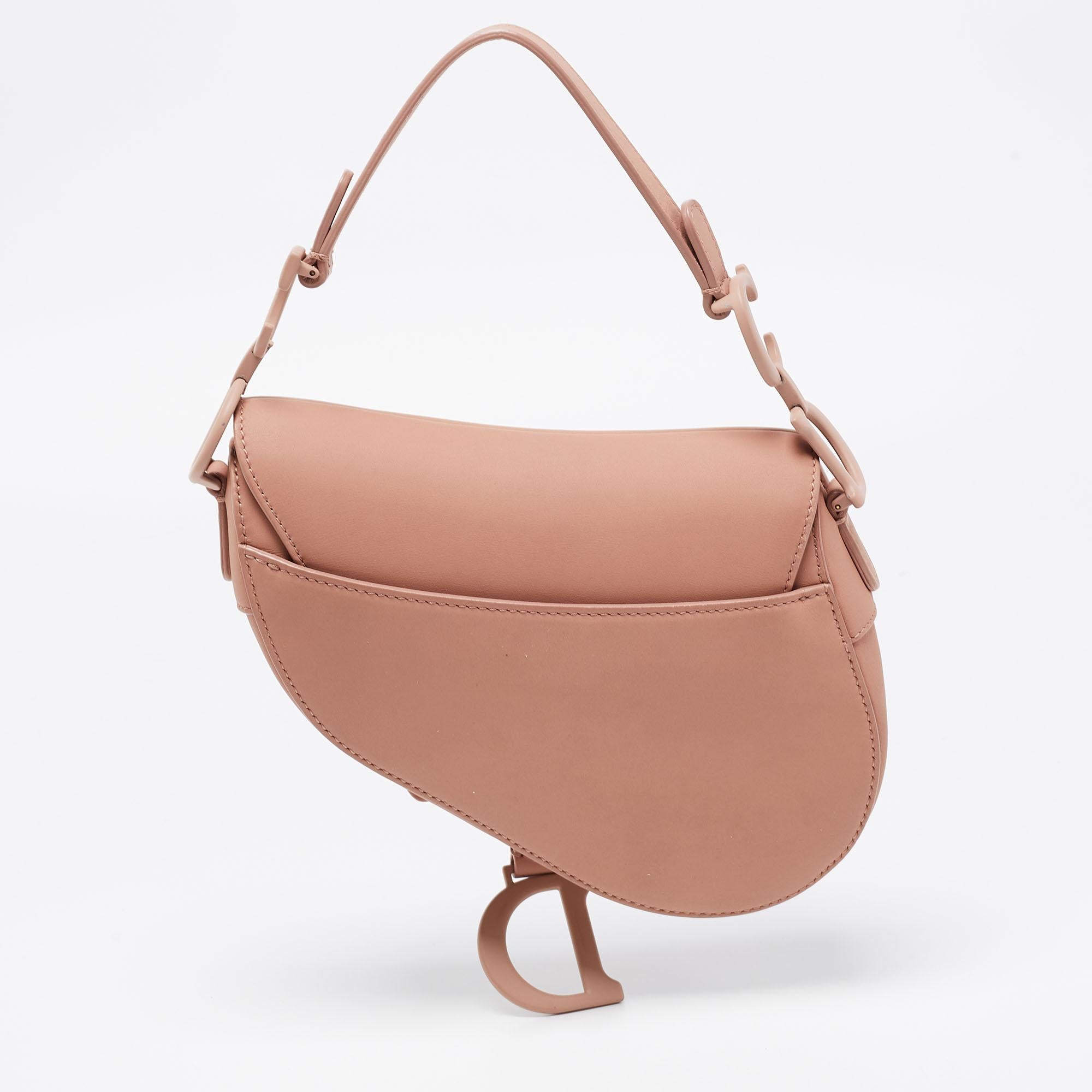 The Dior Saddle made a huge comeback in 2018, and since then, it has been ruling the wishlist of all the fashion elite. A reflection of timeless style and great design, this Dior Saddle bag is sought after for all the right reasons. This bag for