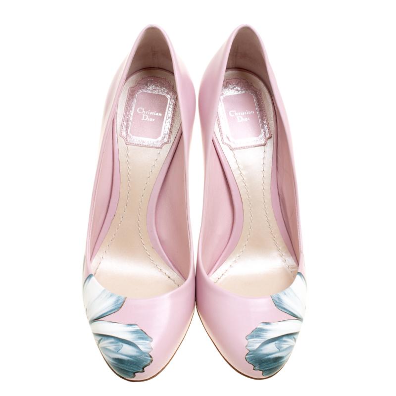Christian Dior paints the classic pumps with a feminine floral print which is a guarantee for a noteworthy arrival. This blush pink pair is crafted from leather and features almond toes, comfortable leather lined insoles and 10 cm stiletto heels.