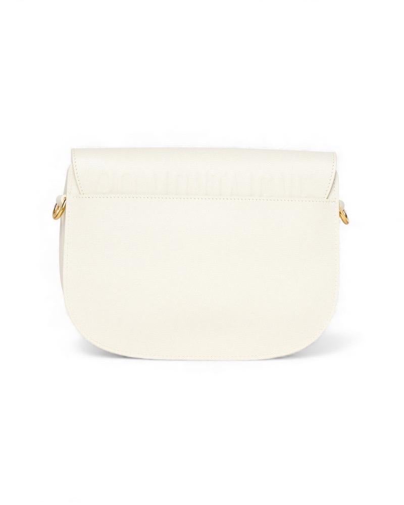 Borsa firmata Dior, modello Bobby nella misura media, realizzata in pelle box bianca con hardware dorato. Dotata di una patta con logo classico del marchio e chiusura calamitata, internamente rivestita in tessuto scamosciato tono su tono con piccola