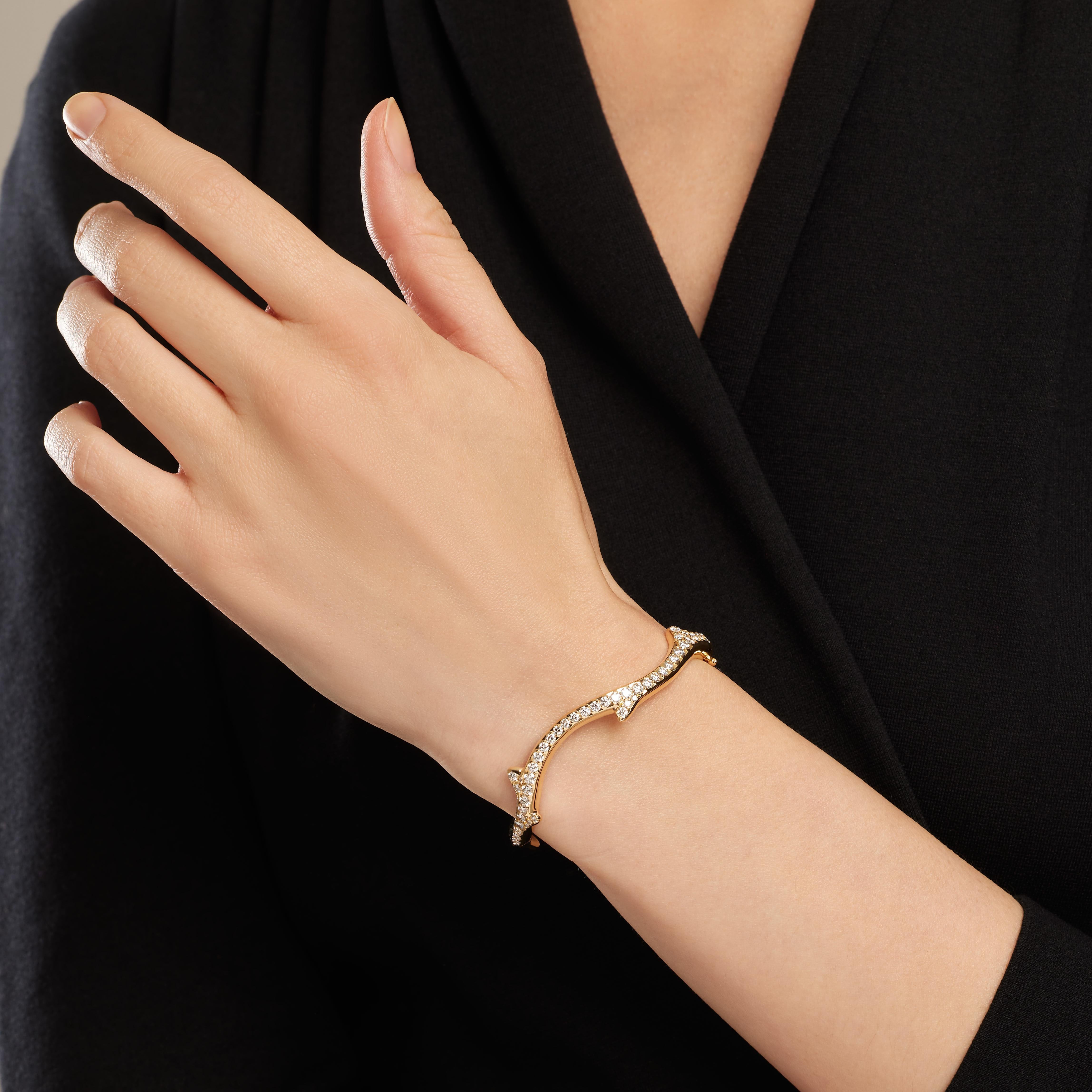 DIOR Bois de Rose bracelet in 18k yellow gold and diamonds.
Condition: like new. 
Retail price: €37,500. 
Size: 14.5. 
Diamond weight: 3.29 carats. 
Total weight: 19.62 g. 
Hallmarks: eagle's head and manufacturer's mark. 
Signed Dior and numbered.