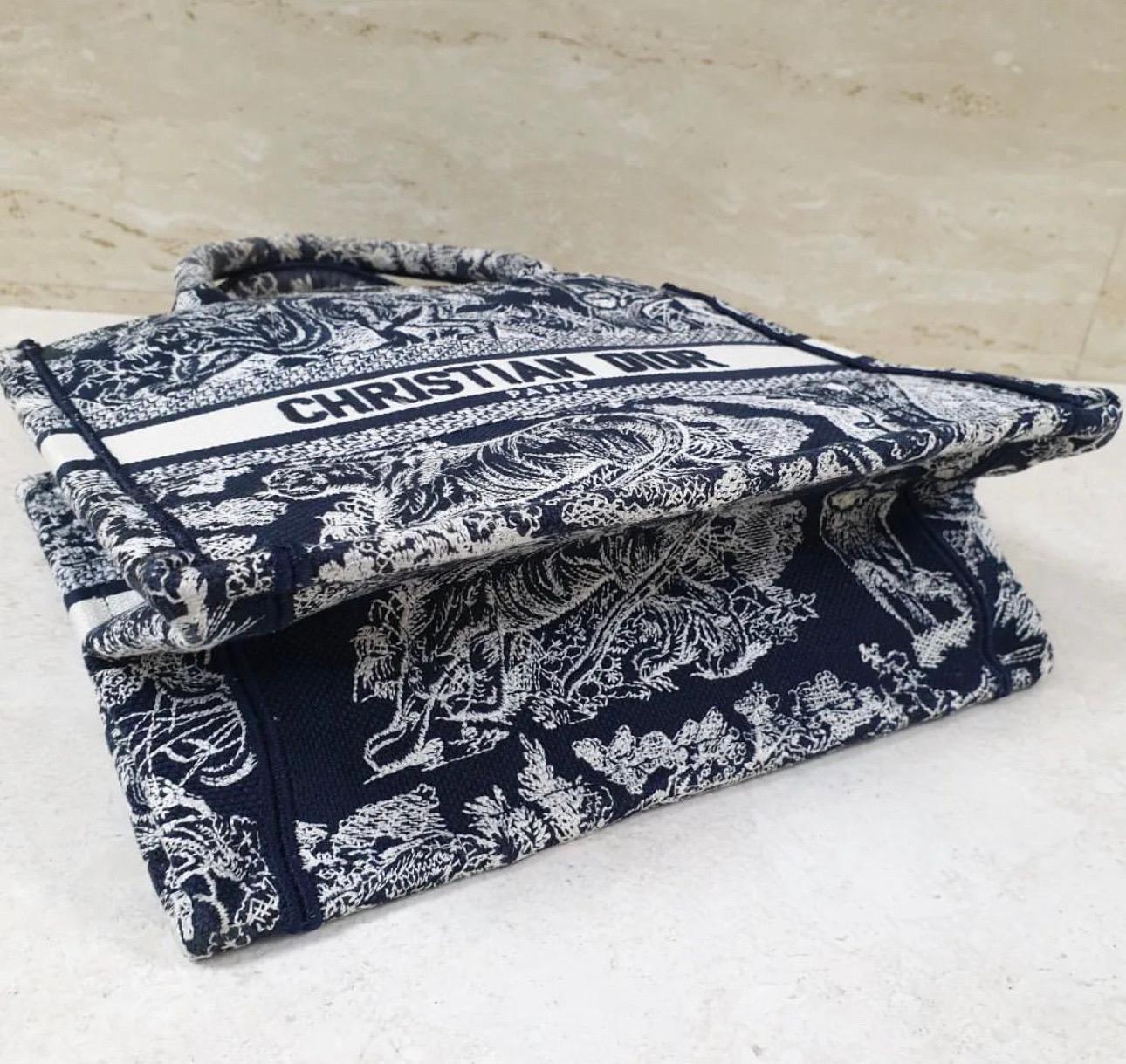 Dior Book Tote Ecru and Blue Toile de Jouy Embroidery Bag In Good Condition In Krakow, PL