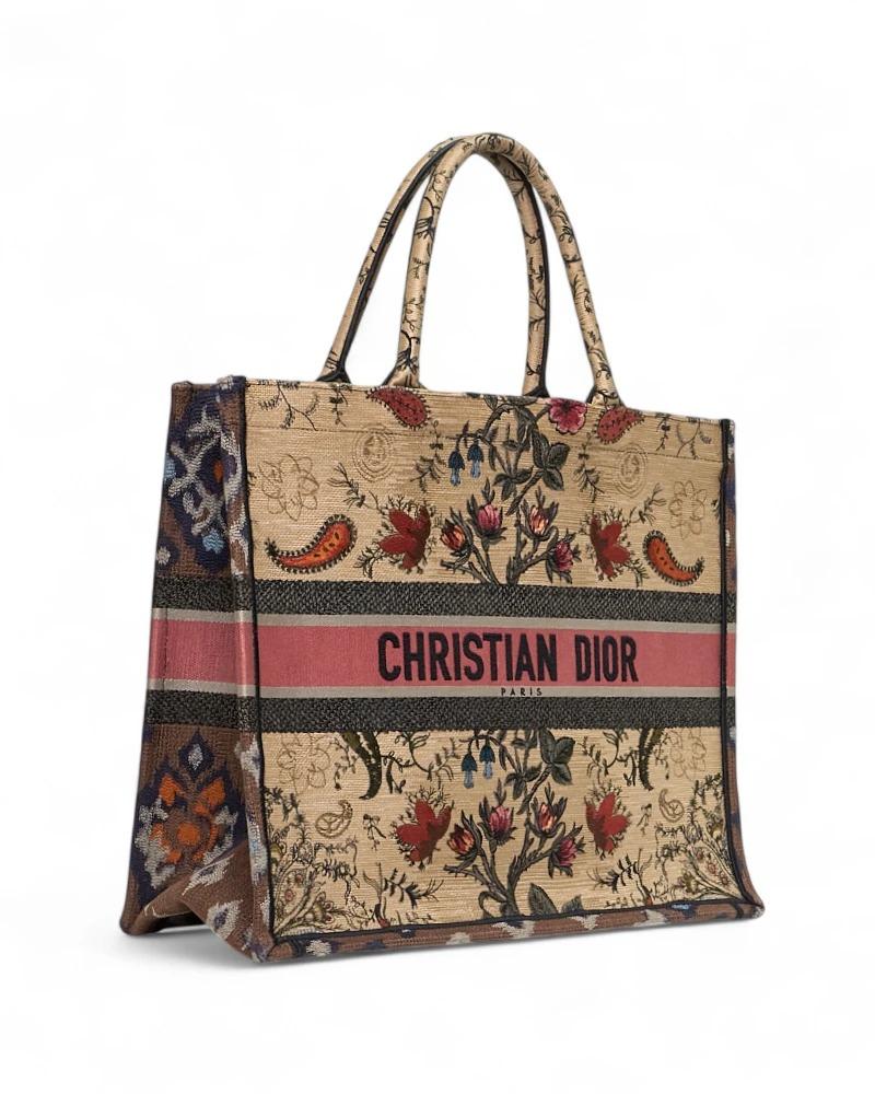 Sac de créateur Dior, modèle Tote en grand format, en coton multicolore et brodé du motif Fleurs. Il n'est muni d'aucun fermoir, doublé intérieurement en ton sur ton, le sac est très spacieux. Équipé d'une double poignée pour un transport