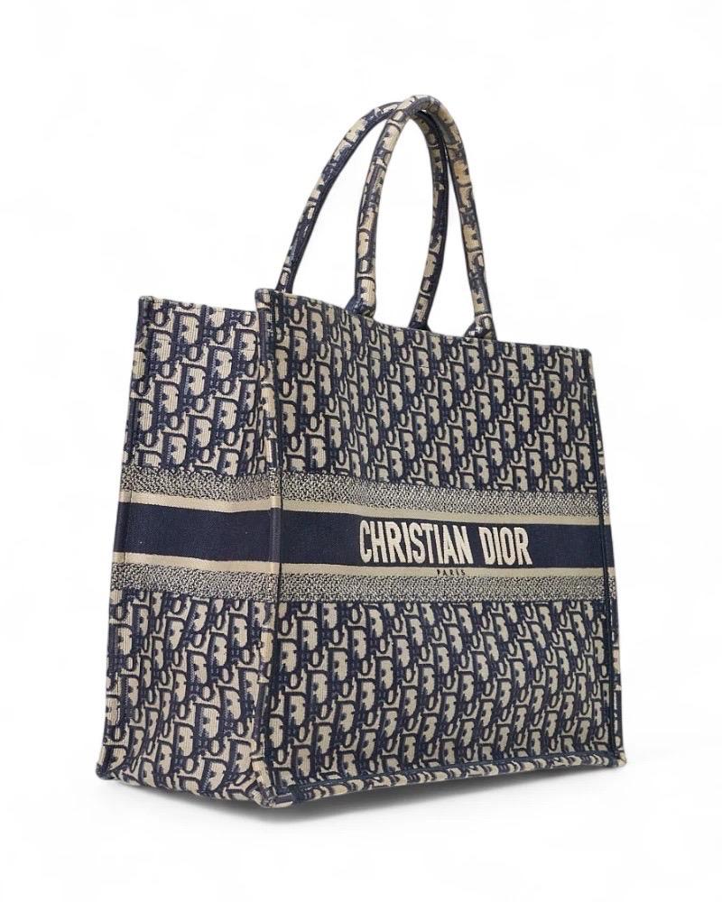 Borsa firmata Dior, modello Tote Book nella misura large, realizzata in tessuto lassica fantasia jacquard Dior Oblique. Non è dotata di nessuna chiusura superiore, internamente rivestita in tela tono su tono, la borsa è molto capiente. Munita di