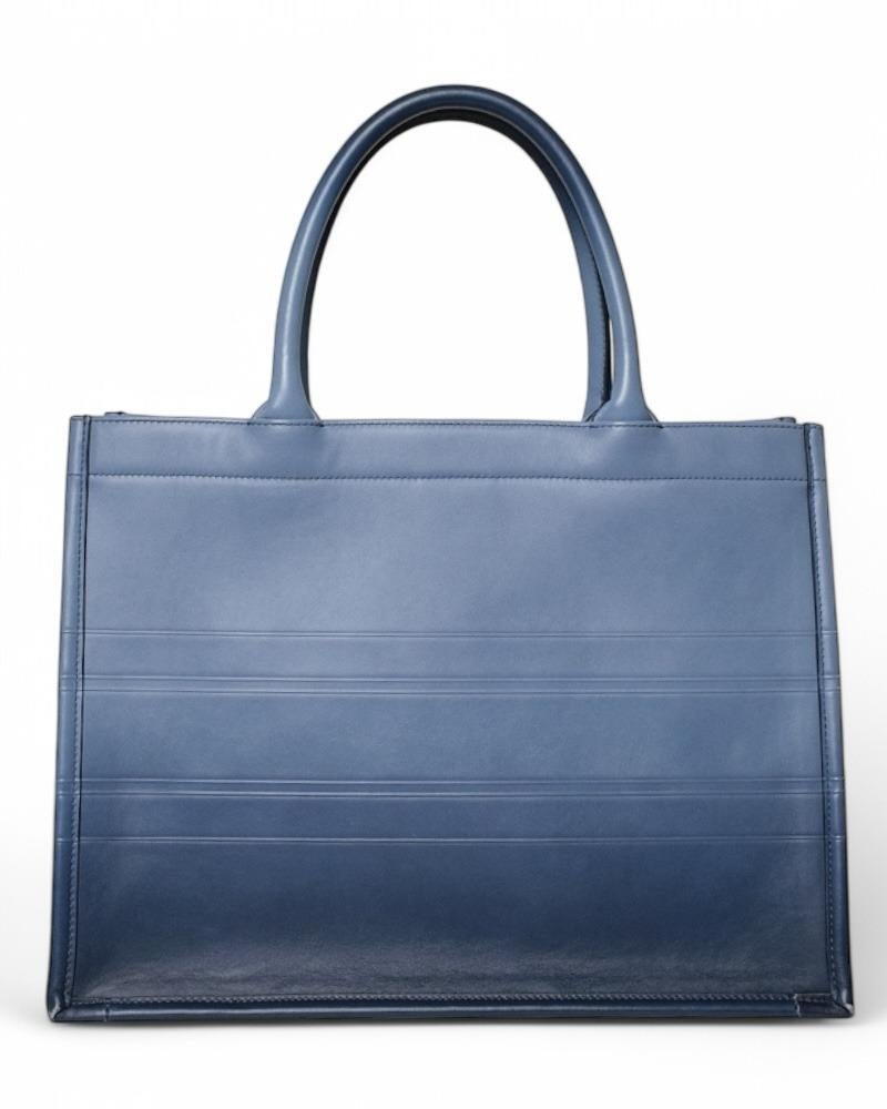 Dior Book Tote Medium Ombre Blue In Good Condition For Sale In Torre Del Greco, IT