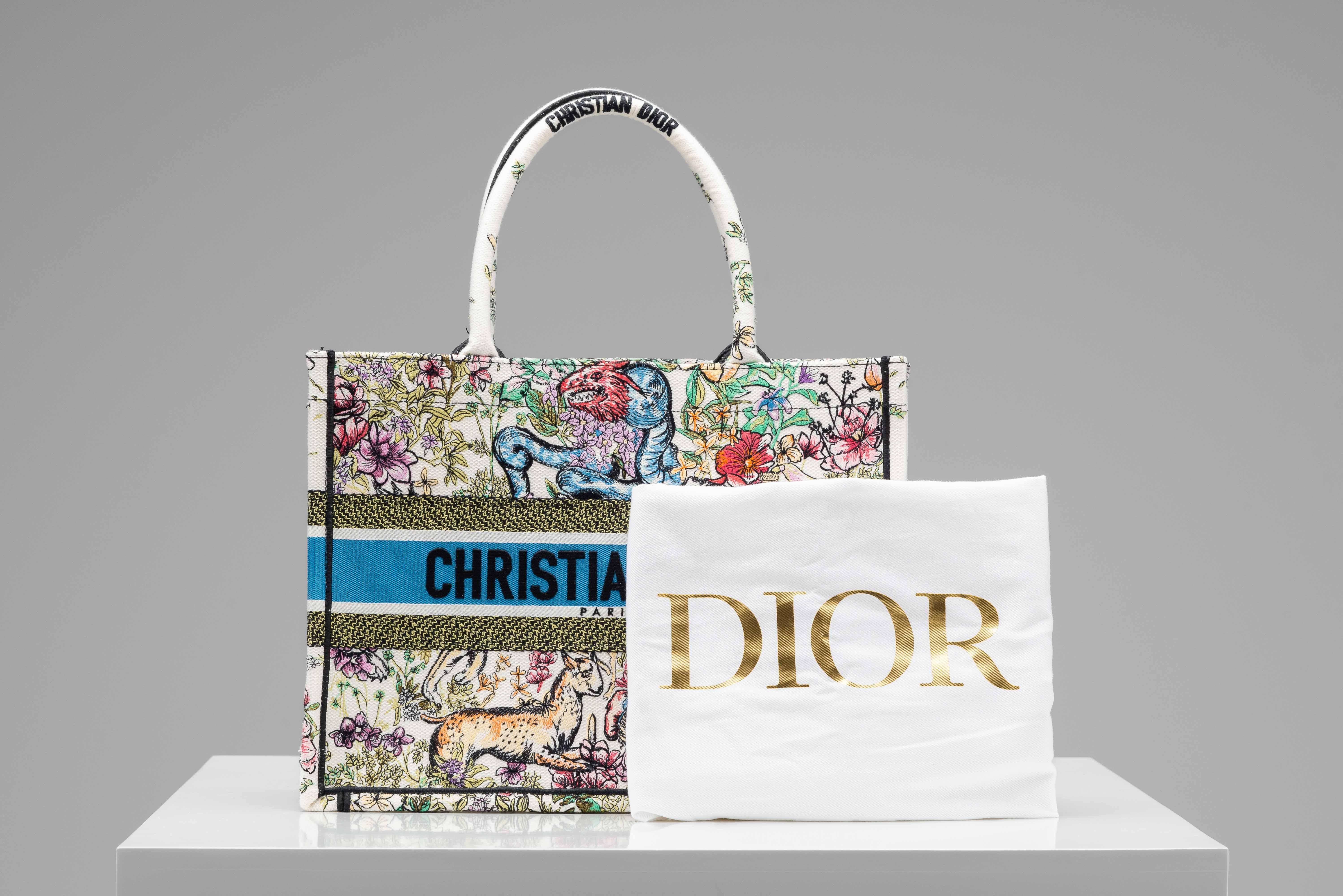 Aus der Kollektion von SAVINETI bieten wir diese Dior Book Tote Bag an:

- Marke: Dior
- Modell: Buch Tragetasche
- Größe: Mittel
- Jahr: 2022
- Zustand: Sehr guter Zustand
- MATERIALIEN: Lammleder, 24k vergoldete Hardware
- Extras: Staubbeutel &