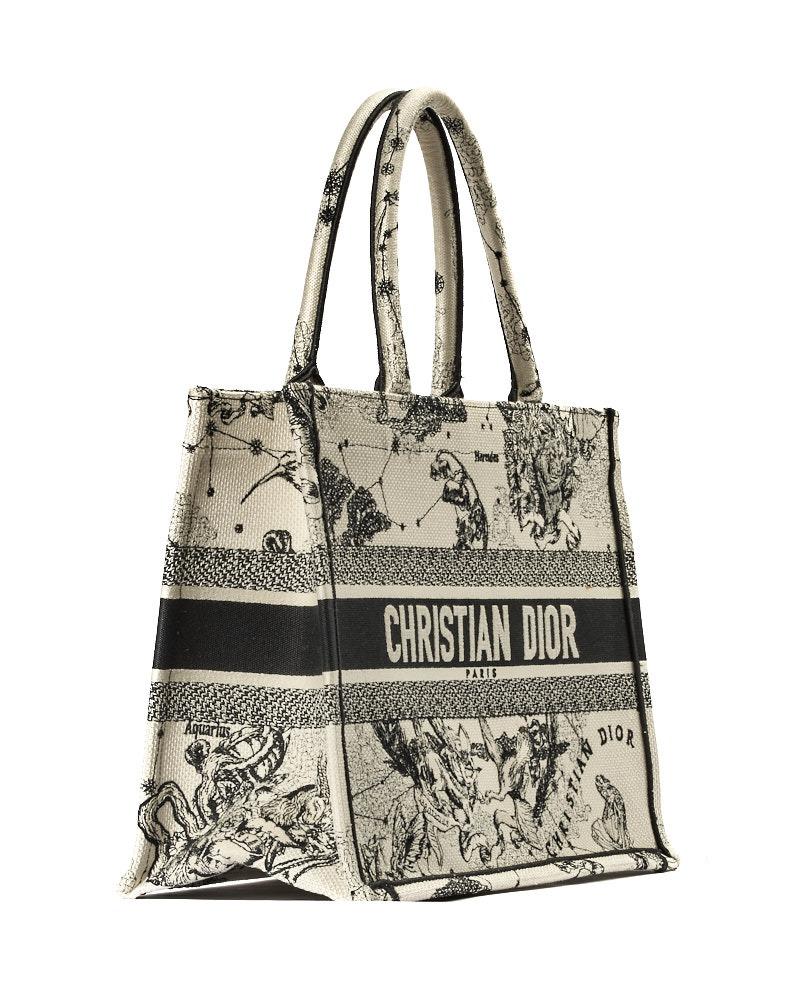 Dior signature bag, Book Tote model in medium size, made of cotton and embroidered with the Zodiac motif in milk and black. It does not have any closure, internally it is tone on tone, the bag is very capacious. Equipped with a double rigid handle