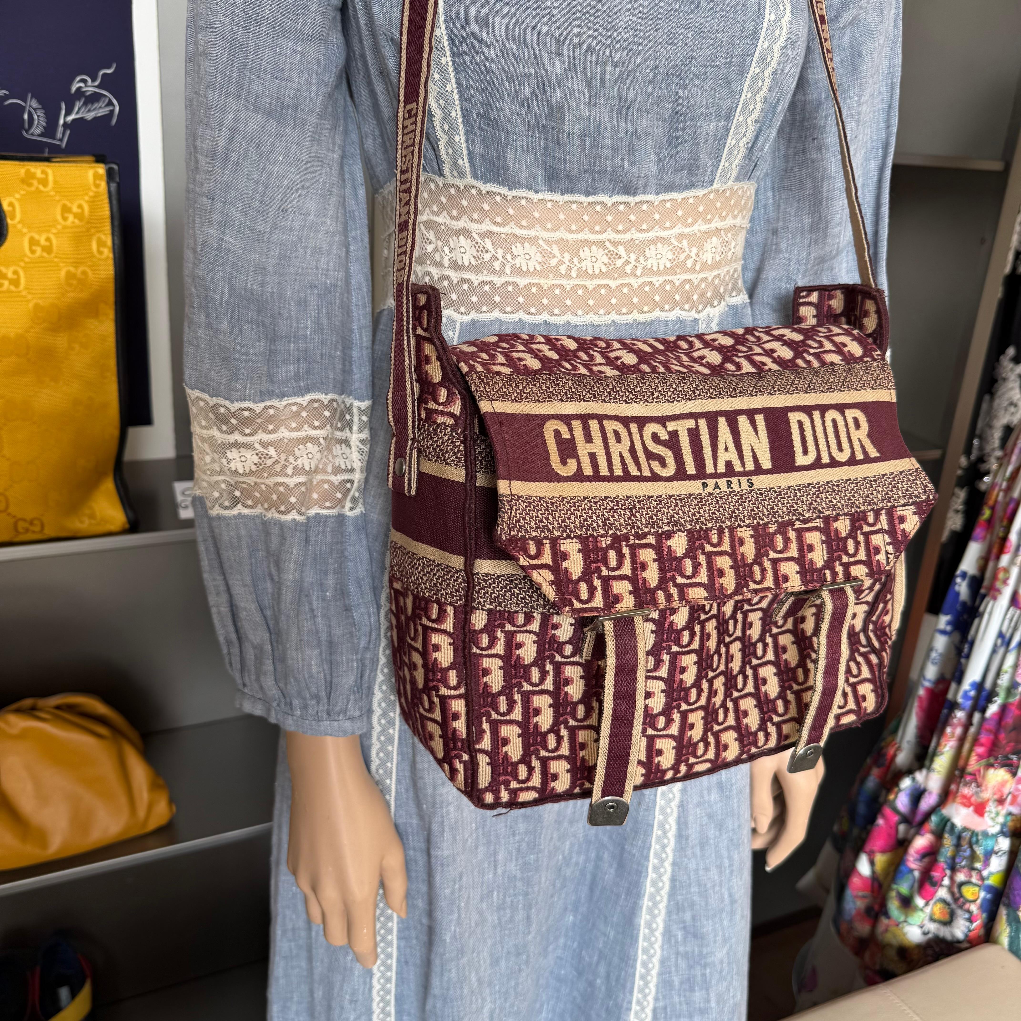 Bellissima borsa crossbody di Dior
Diorcamp
Lino e cotone
Colore bordeaux con logo Dior
Doppia cintura
Cm 28 x 25 x 12  (11 x 9.8 x 4.72 )
Spedizione prioritaria in tutto il mondo inclusa nel prezzo!
Le tue domande o i tuoi messaggi di interesse