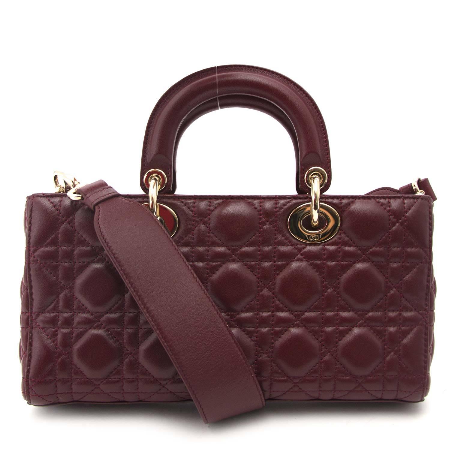 Excellent condition

Estimated retail price: €2,300

Dior Bordeaux Lambskin Runway Bag

This amazing Dior runway bag is made out of the finest leahter.
The gold details are a perfect match with the bordeaux color.
The typical Dior letters give a