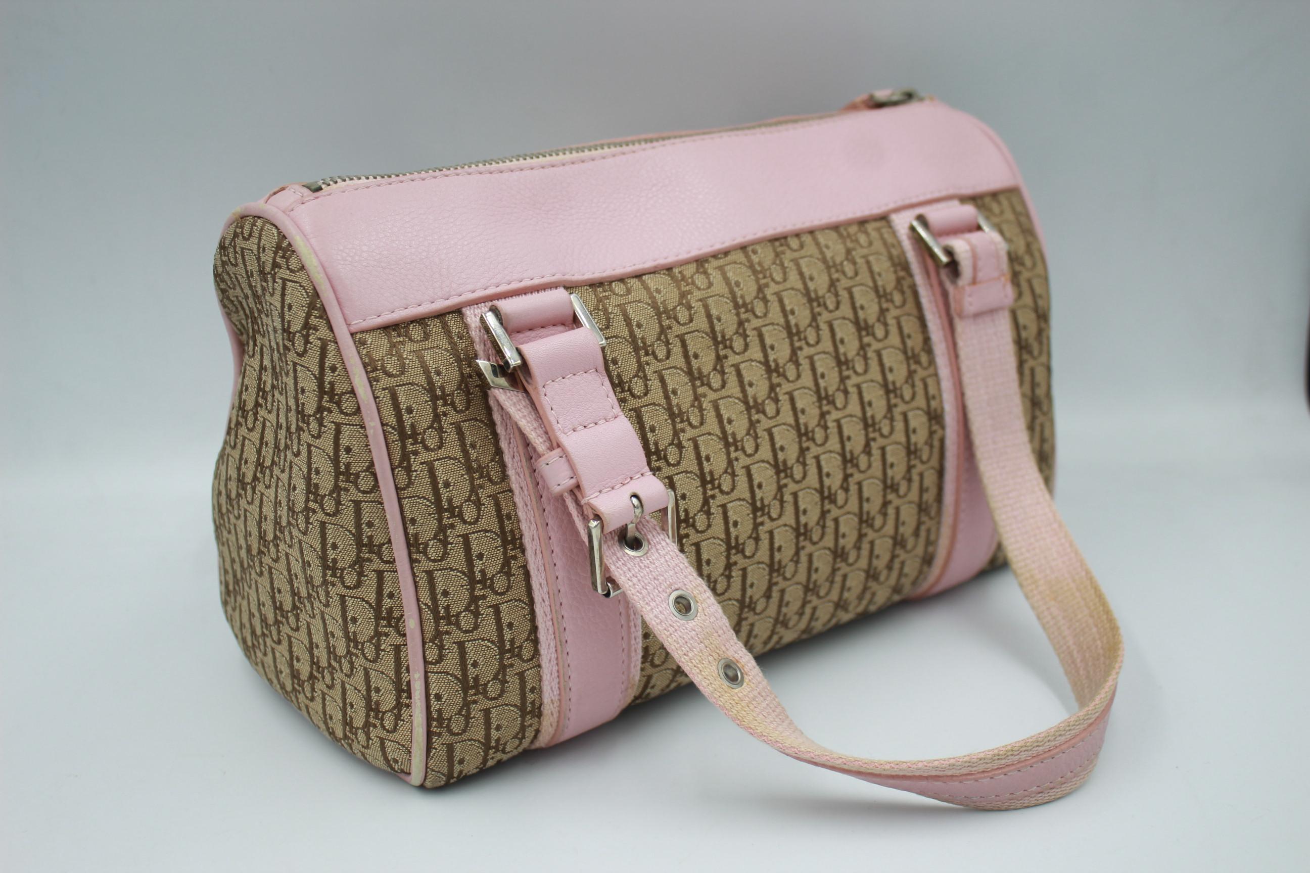 Dior bsoton handbag in monogram canvas and pink finishes
Good condition, with some signs of wear, at the borders and the wrists are a little stained.
25Cm x 14cm x 12cm
