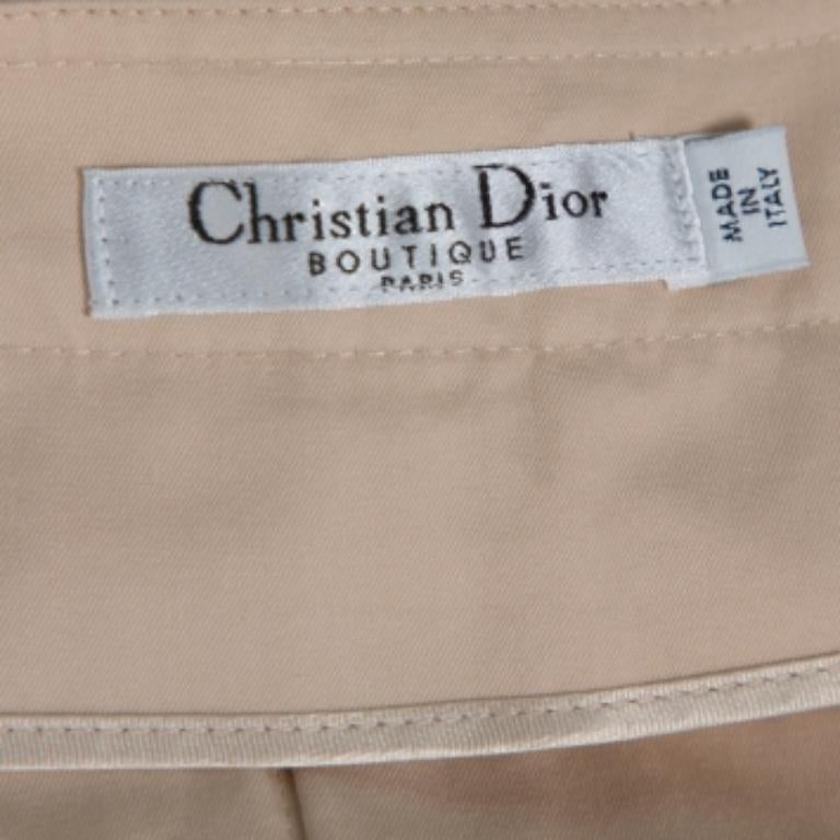 Made from cotton, these beige Dior Boutique pants offer a great fit. They are equipped with belt loops, zip closure, and four pockets. Style them with simple tops and high heels.