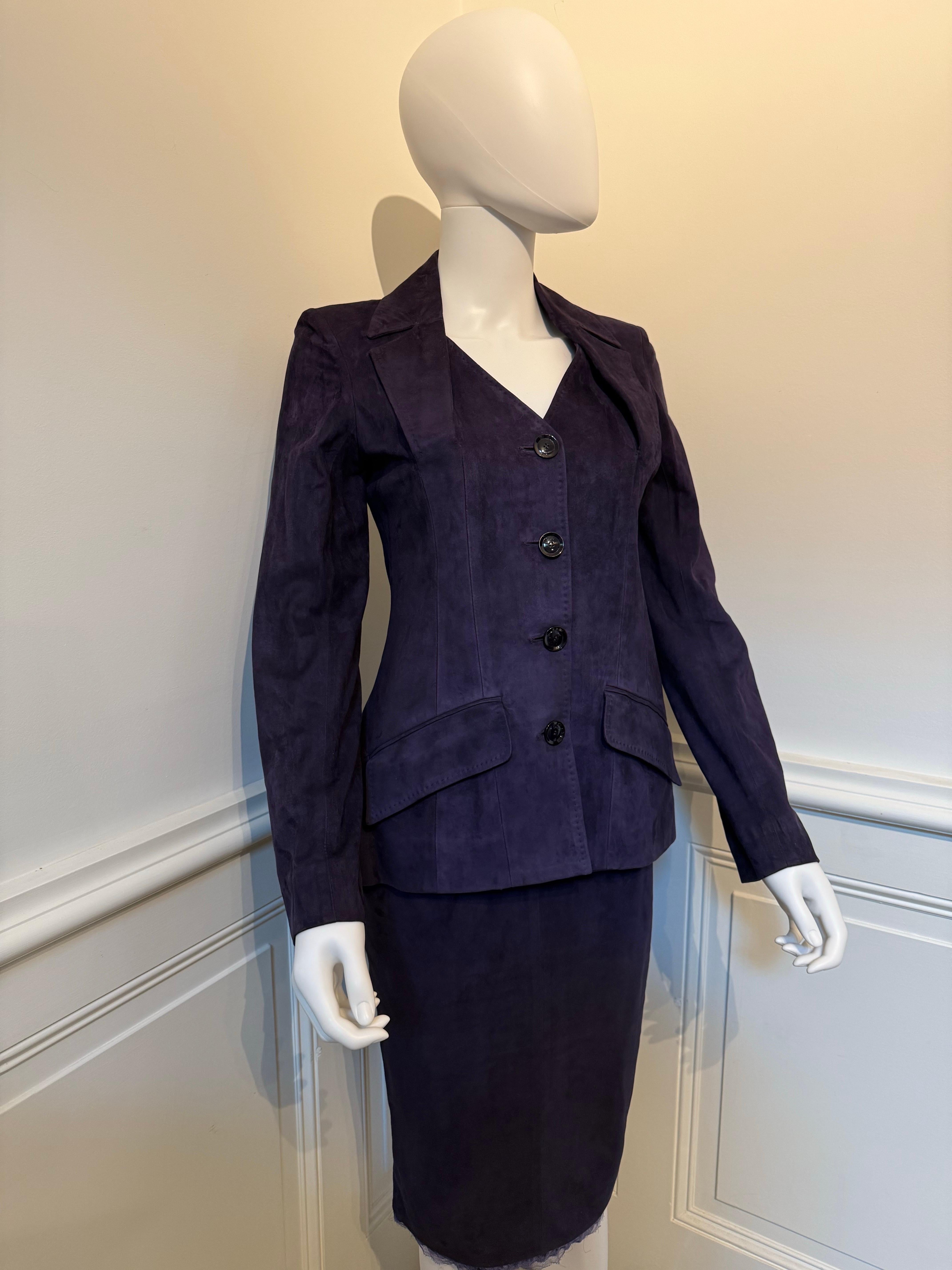 Dior Boutique by John Galliano circa 2005 tailleur en daim comprenant une veste Bar à la coupe emblématique et une jupe d'une étonnante couleur prune. La taille est FR 36.
Les mesures de la veste :
Épaules : 36 cm
Poitrine : 43 cm
Taille : 37