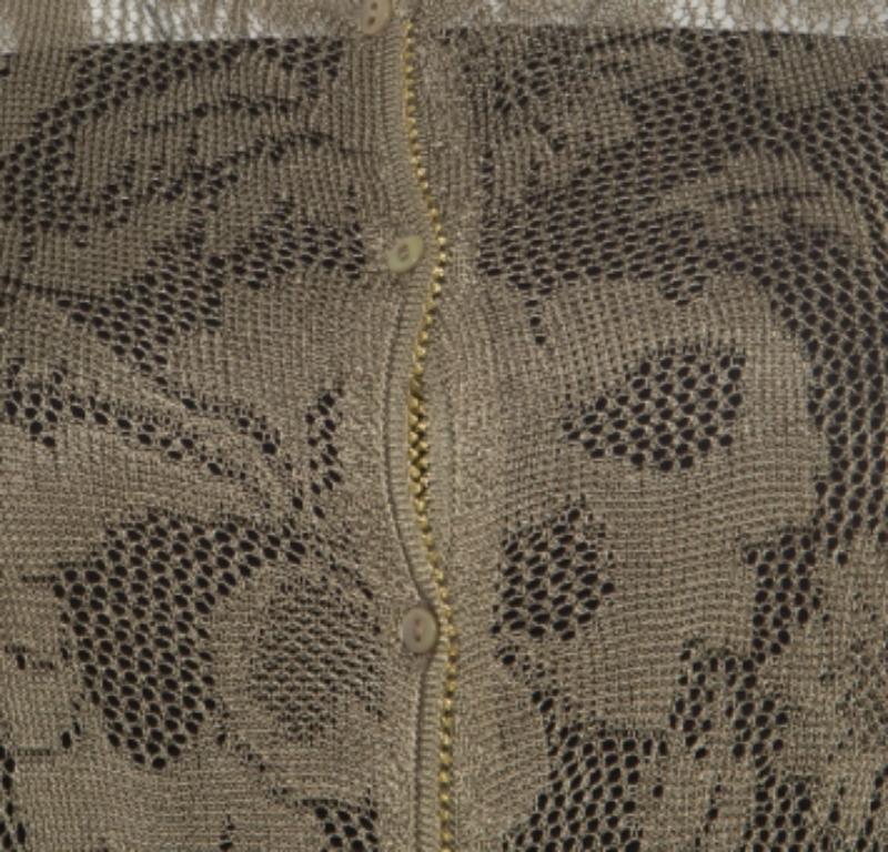 Dieses olivgrüne Spitzenkleid von Dior ist perfekt geschnitten und sorgt für einen raffinierten Look. Die perforierte Strickjacke hat Knöpfe vorne, Spitzeneinsätze und lange Ärmel. Kann mit einem einfachen Oberteil darunter kombiniert werden, mit