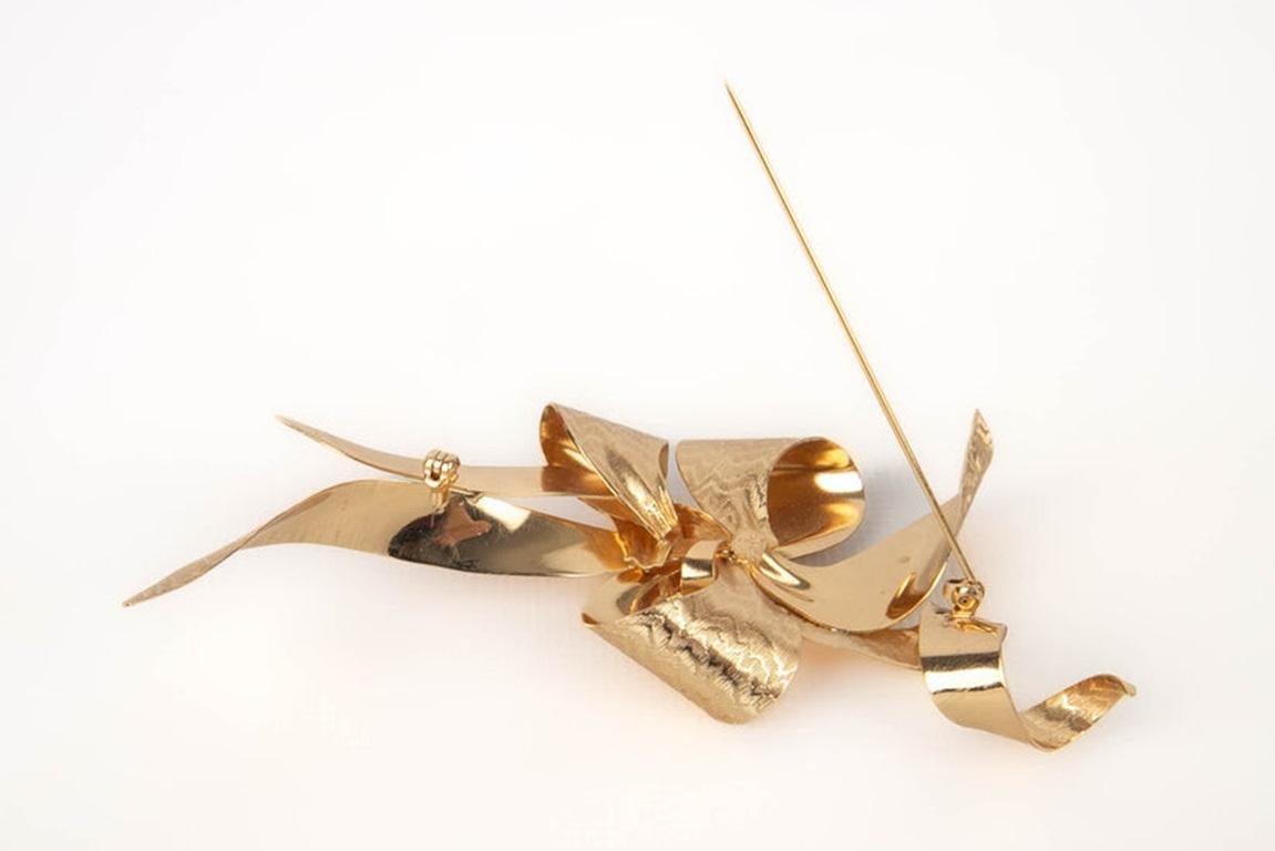 Dior Bow Brooch in Golden Metal In Good Condition For Sale In SAINT-OUEN-SUR-SEINE, FR