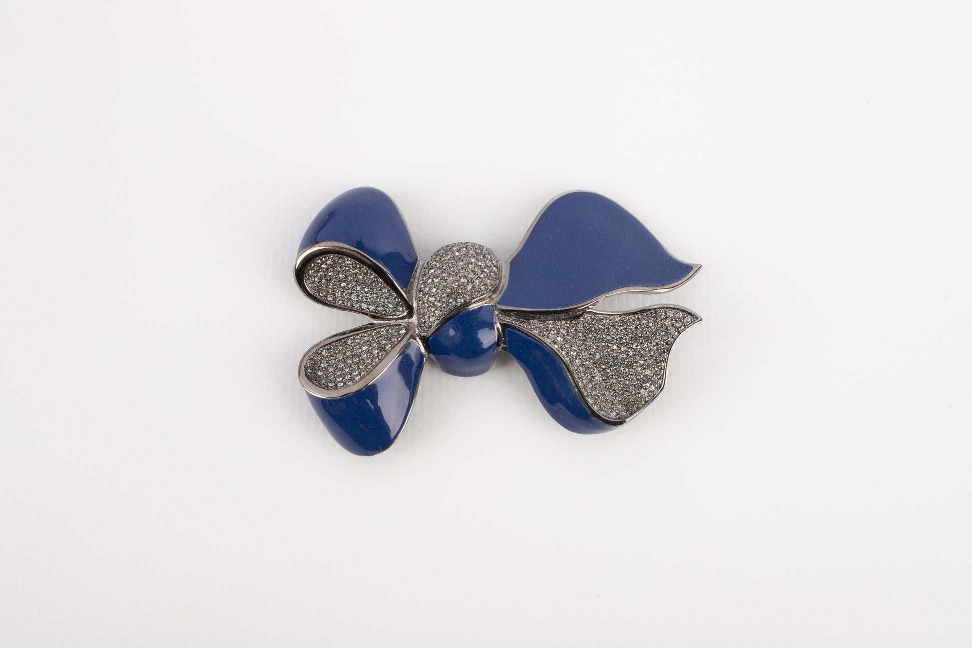 Dior Bow Brooch with Blue and Rhinestones, 2000s In Excellent Condition For Sale In SAINT-OUEN-SUR-SEINE, FR