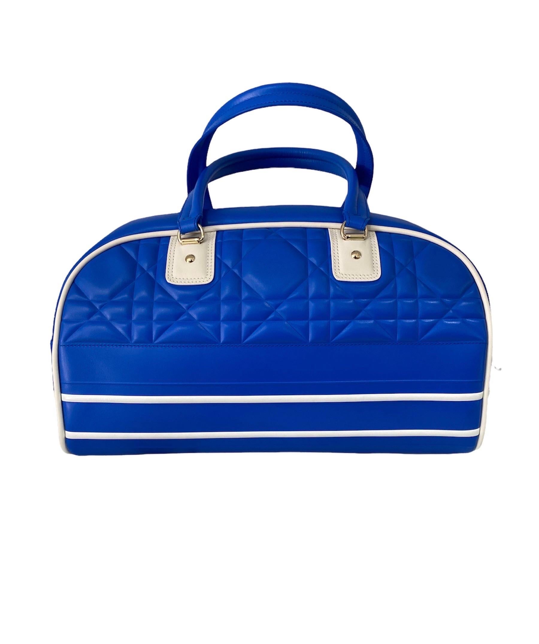 The Dior Vibe Bowling Bag with zip, new this season, is a functional creation conceived by Maria Grazia Chiuri, which combines a sporty style with the sartorial spirit of the Maison. Made of black and white padded Macrocannage calfskin, it is