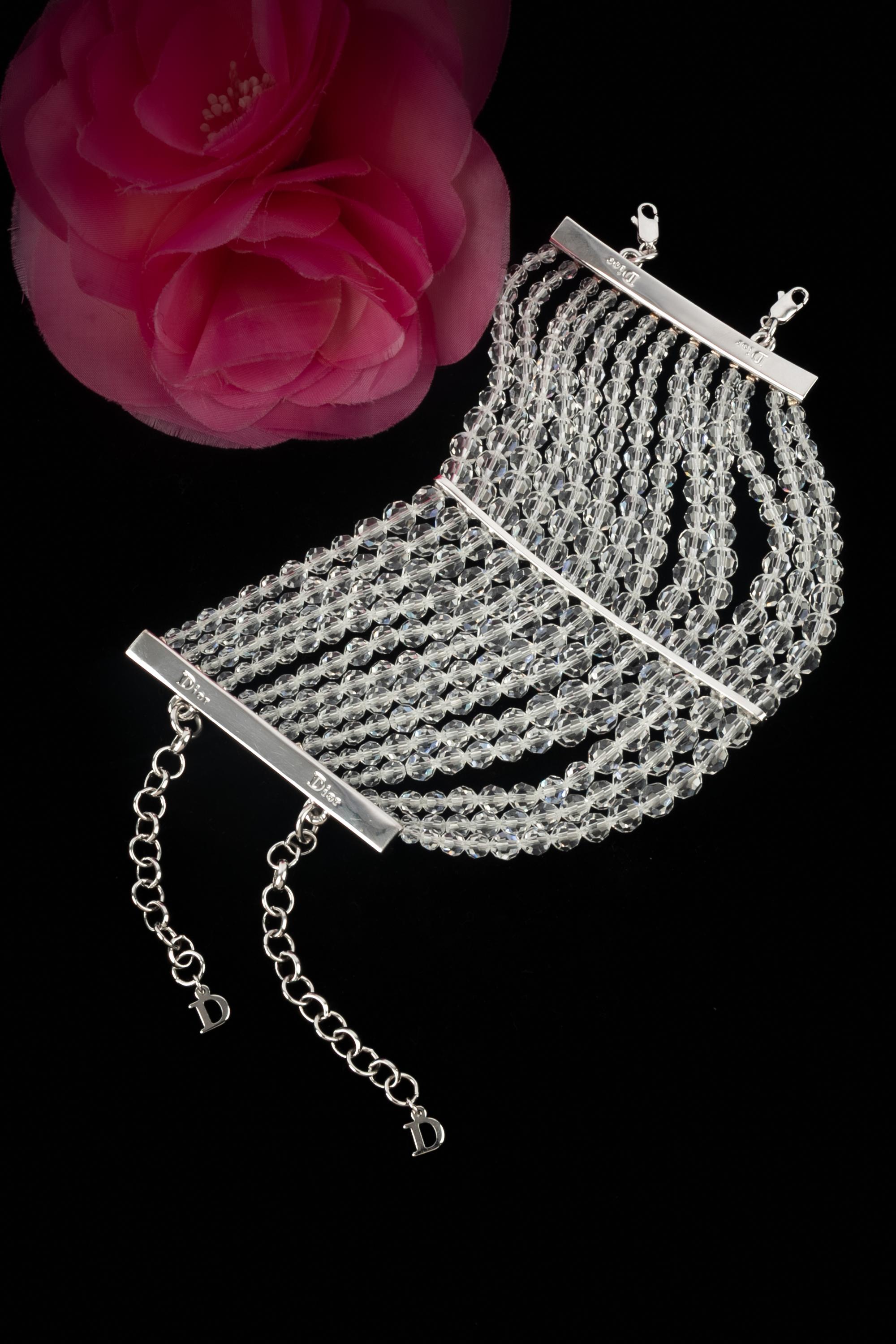 DIOR - (Made in France) Breites Armband aus facettierter Perle mit silbernen Metallstäben, auf denen DIOR eingraviert ist. Schmuckstücke aus den 2000er Jahren unter der künstlerischen Leitung von John Galliano.

Bedingung:
Sehr guter
