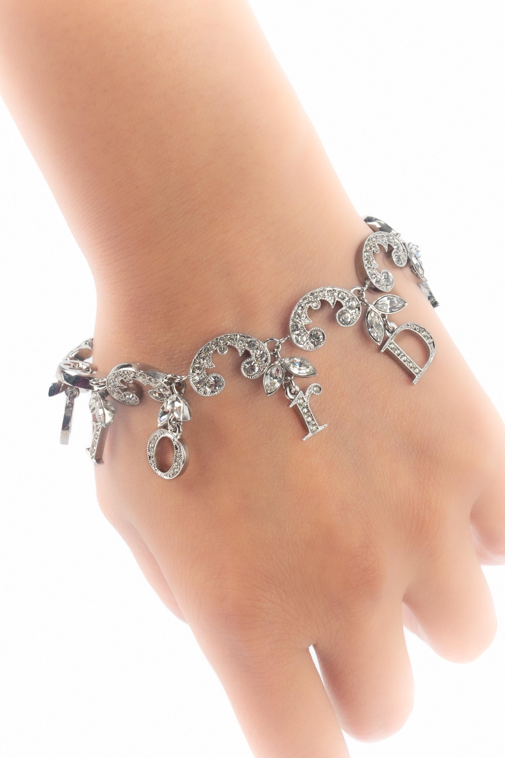 DIOR - (Made in France) Silvery metal articulated bracelet with rhinestones and tiny charms. Jewelry from the 2000s under the artistic direction of John Galliano.

Condition:
Very good condition

Dimensions:
Length: from 17 cm to 23 cm

SKU:BRA143