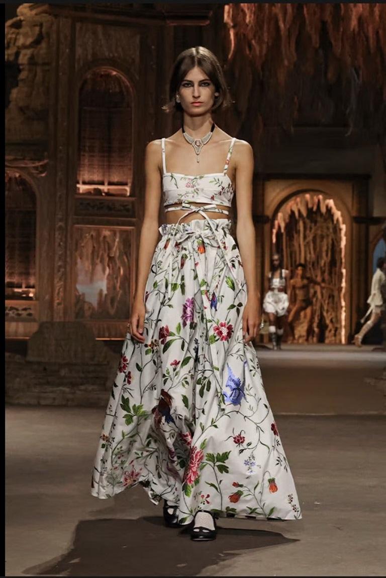 Dior - (Made in France) Brocade fabric bustier dress embroidered with flowers. No size nor composition label, it fits a 38FR. Collection Prêt-à-Porter Printemps-Eté 2023.

Additional information:
Condition: Very good condition
Dimensions: Chest: 48