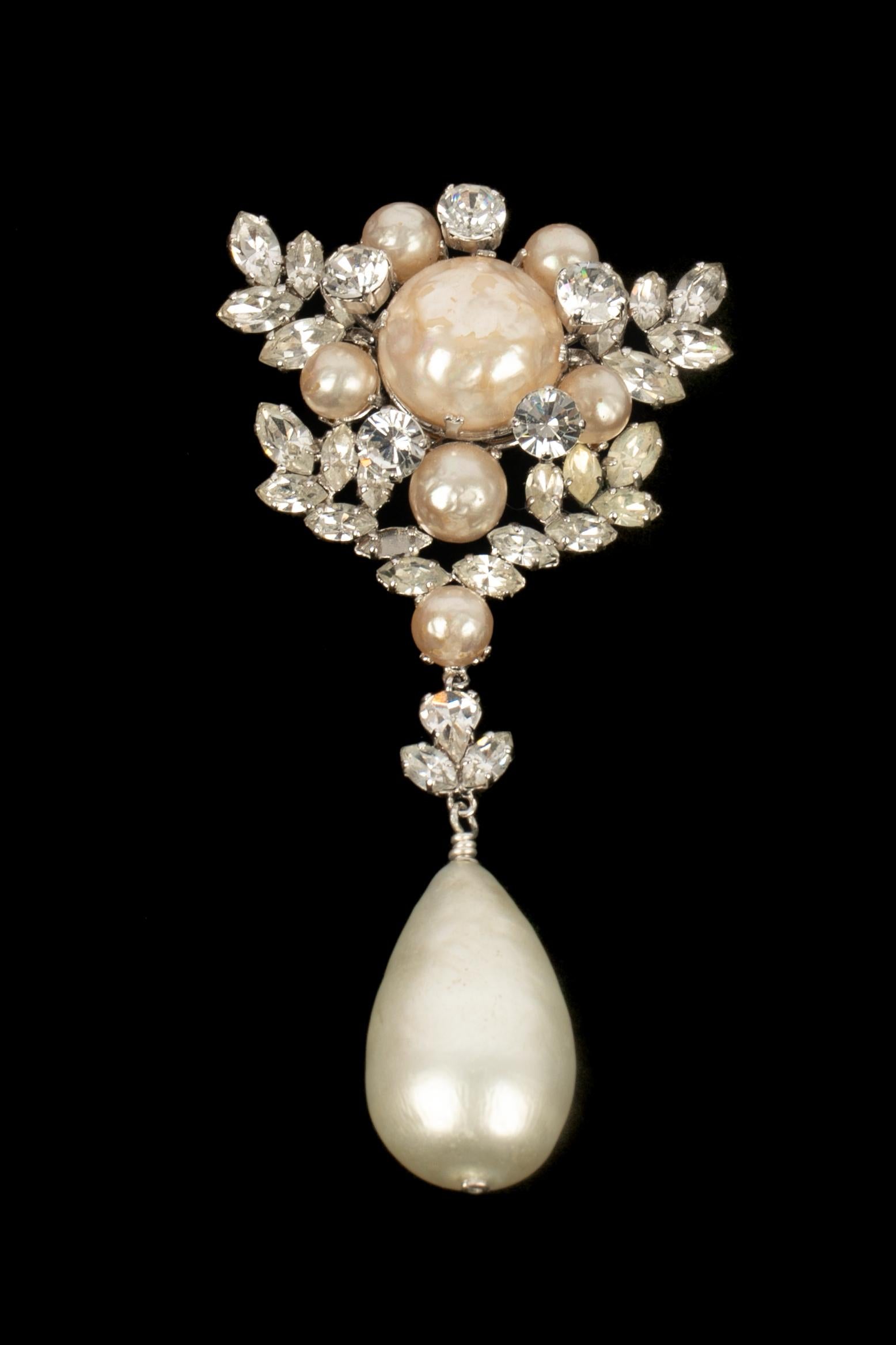 DIOR - (Made in France) Silberne Metallbrosche mit Strasssteinen und Perlencabochons. A 1969 Collection'S. Der zentrale Cabochon ist beschädigt.

Bedingung:
Guter Zustand

Abmessungen:
5.5 cm x 10.5 cm

SKU:BR170