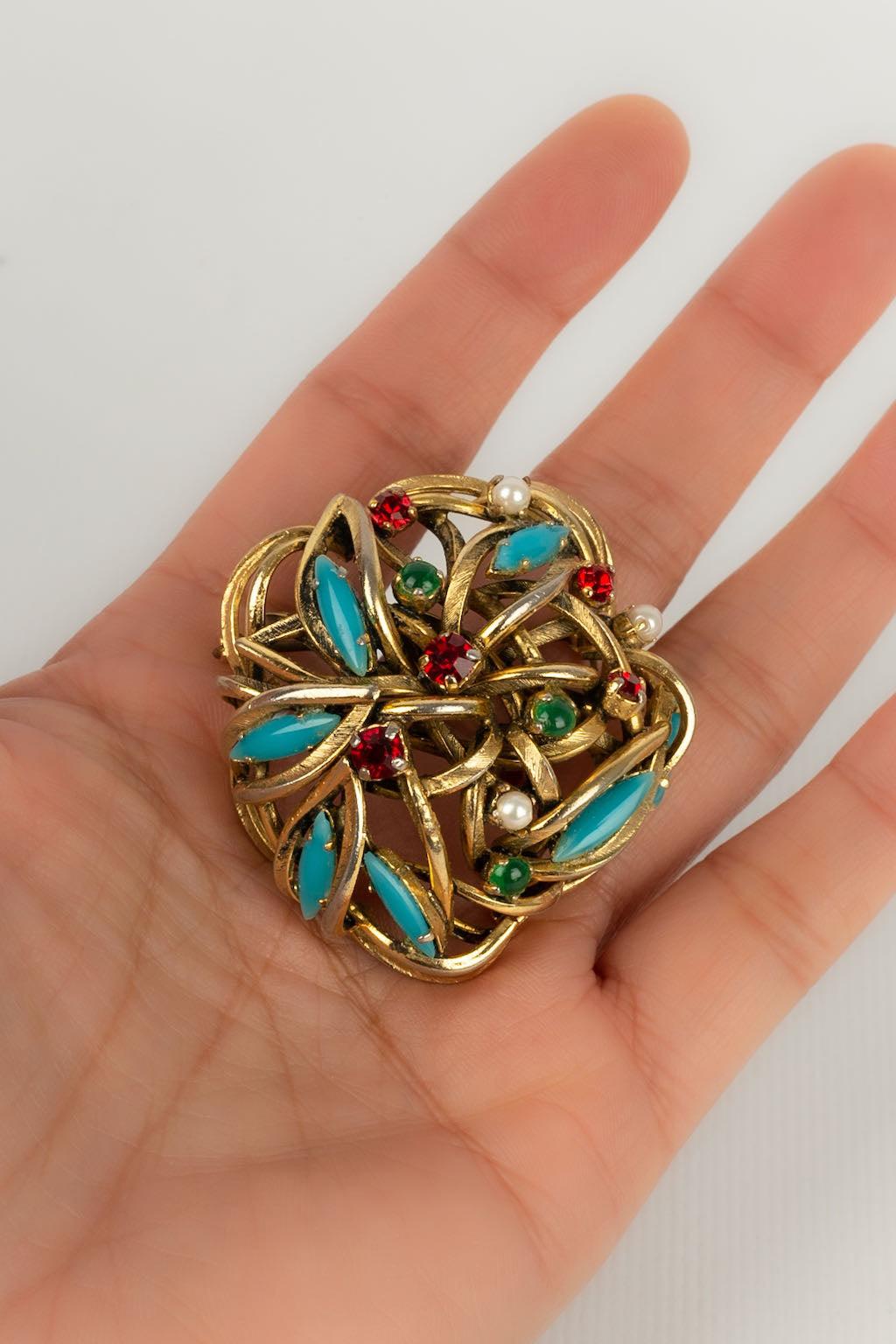 Dior - (Made in Germany) Brooch in gold metal and rhinestones. Collection 1962.

Additional information:
Condition: Very good condition
Dimensions: Diameter : 4.5 cm
Period: 20th Century

Seller Reference: BR47
