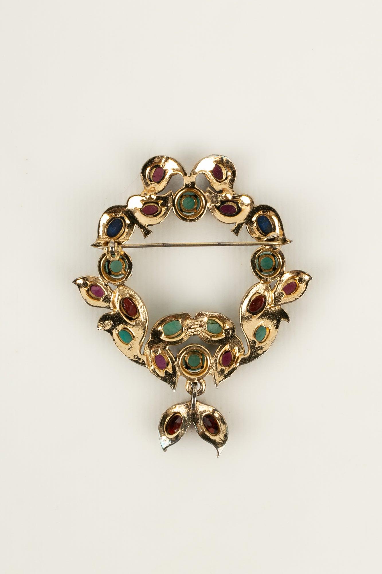 Dior - (Made in Germany) Brooch in gold-plated metal with cabochons in glass paste.

Additional information:
Condition: Very good condition
Dimensions: 7 cm x 5.5 cm

Seller Reference: BR83
