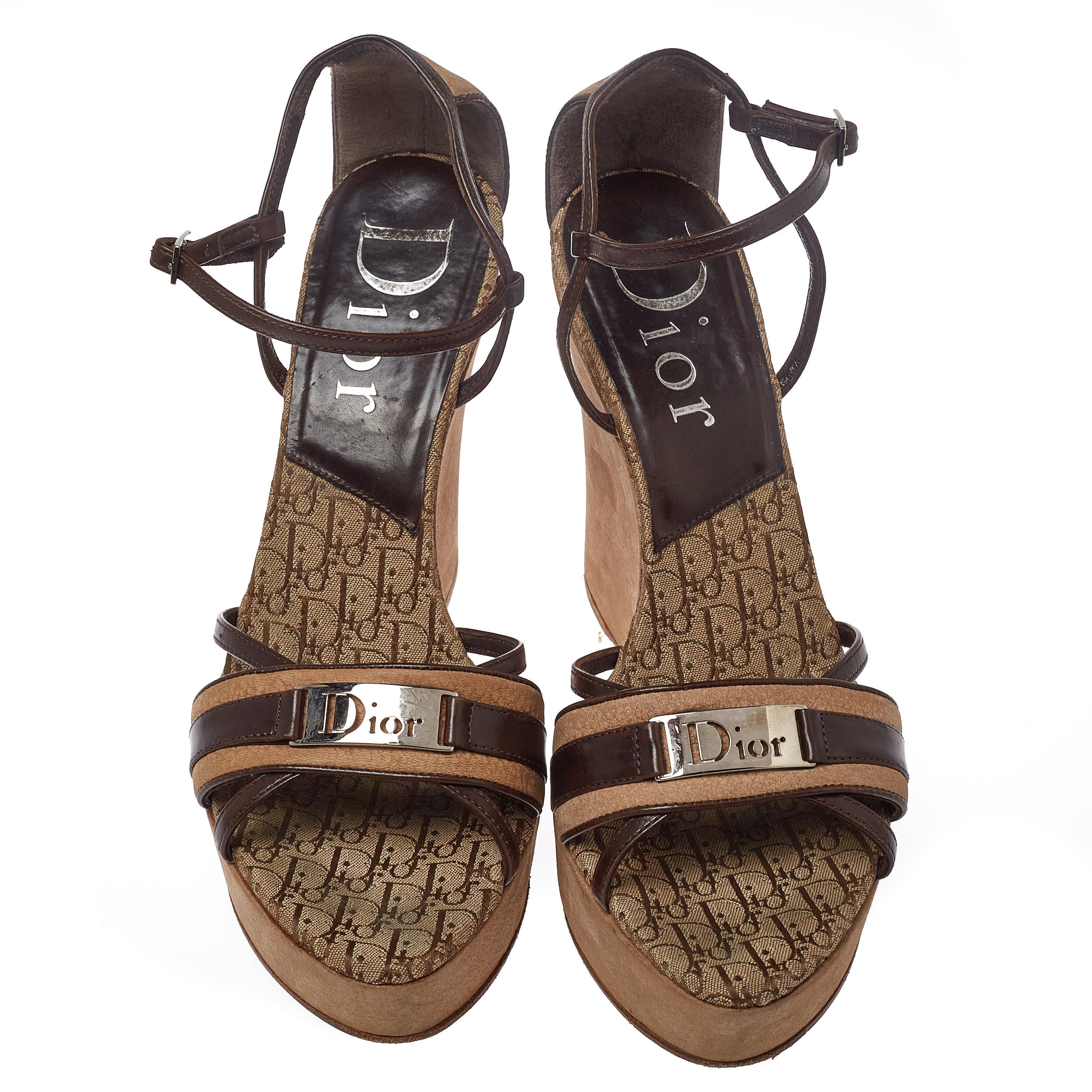 Chic, sophisticated, and very stylish, these sandals from Dior deserve an extraordinary place in your wardrobe! Versatile in brown, these sandals come crafted from leather and nubuck Diorissmo and feature an open toe silhouette. They flaunt a