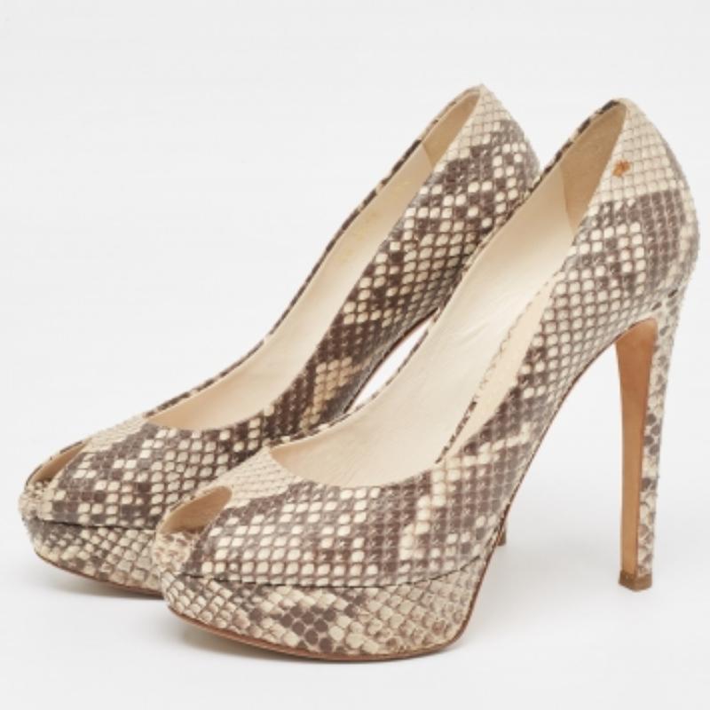 Diese Pumps strahlen Femininität und Eleganz aus und zeichnen sich durch eine schicke Silhouette und ein attraktives Design aus. Sie können diese Pumps für einen stilvollen Look tragen.