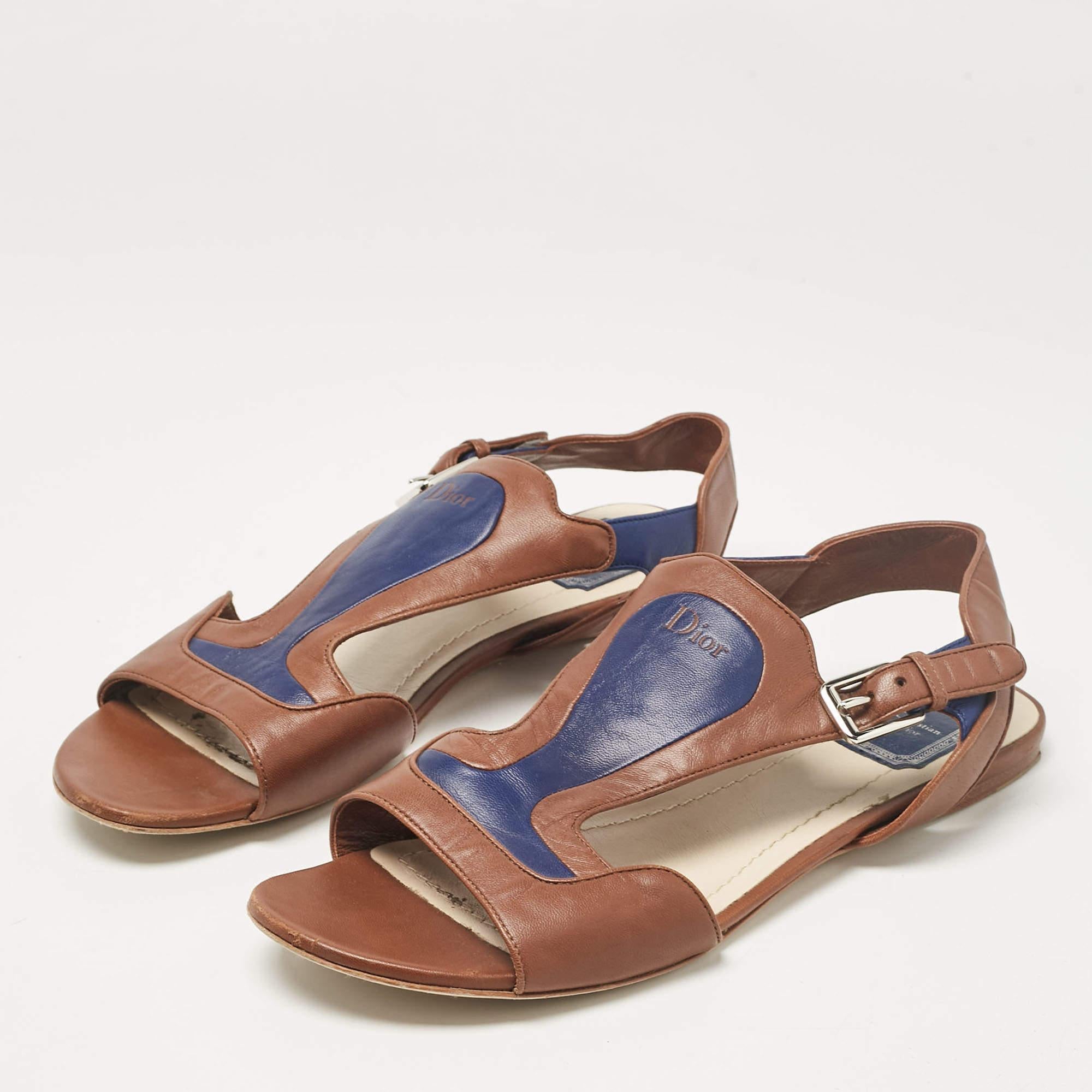 A perfect blend of luxury style and comfort. These designer flats are made using prime quality materials and frame your feet in the most elegant way. They can be paired with a host of outfits from your wardrobe.