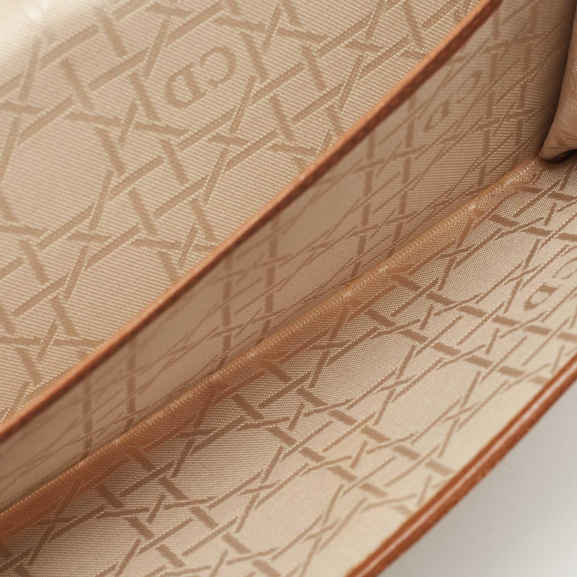 Portafoglio continentale con doppia patta in pelle Cannage marrone Dior In condizioni discrete in vendita a Dubai, Al Qouz 2