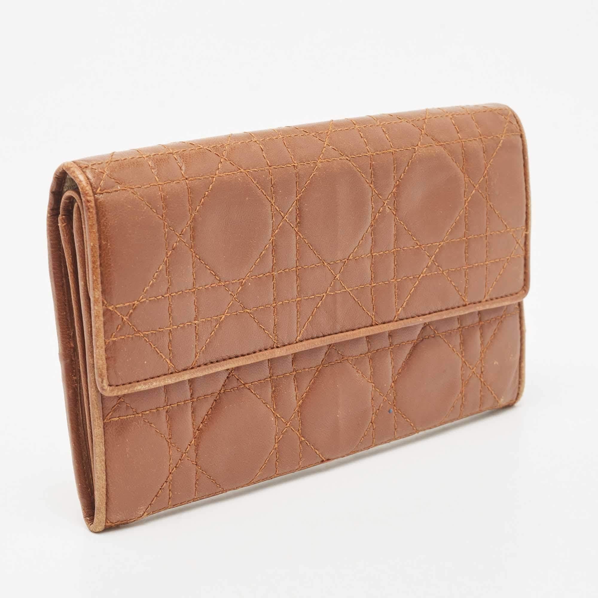 Portafoglio continentale con doppia patta in pelle Cannage marrone Dior in vendita 2