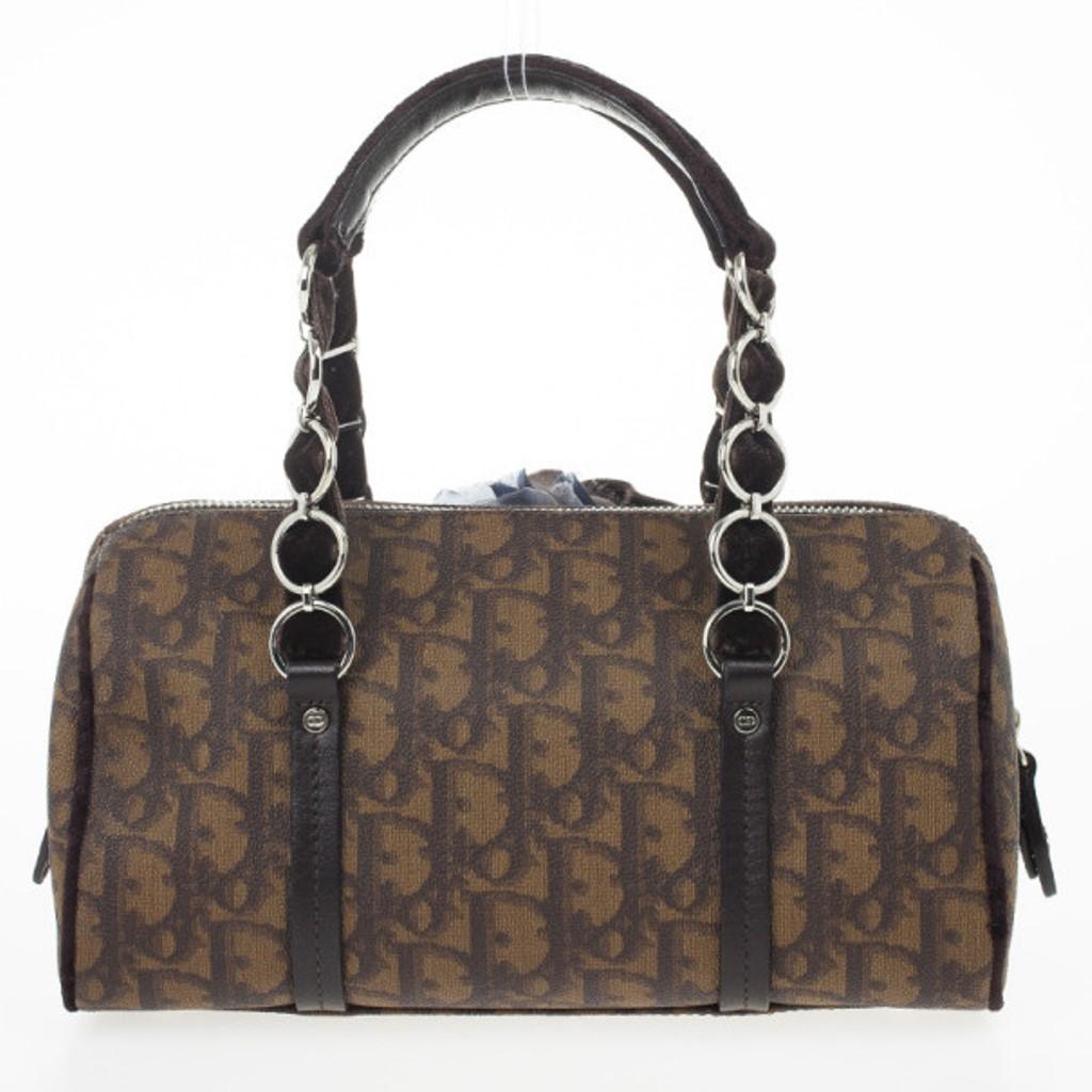 Diese Tasche aus der Trotter 'Romantique'-Kollektion ist bezaubernd und hat einen femininen Look. Diese Tasche aus Canvas mit Monogramm ist mit einer Samtschleife:: einer großen:: weichen Blume:: Ketten- und Ledergriffen:: einem Reißverschluss und