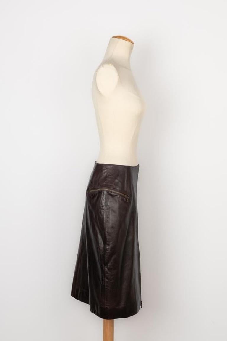 Dior - (Made in France) Brown lamb leather skirt closing with zippers. Size 40FR. 2000 Fall-Winter Collection under the artistic direction of John Galliano.

Additional information: 
Condition: Very good condition
Dimensions: Waist: 32 cm - Hips: 45