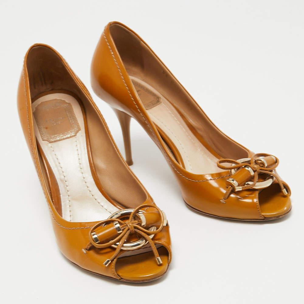 Marrone Dior Pumps con fiocco in pelle marrone misura 38,5 in vendita