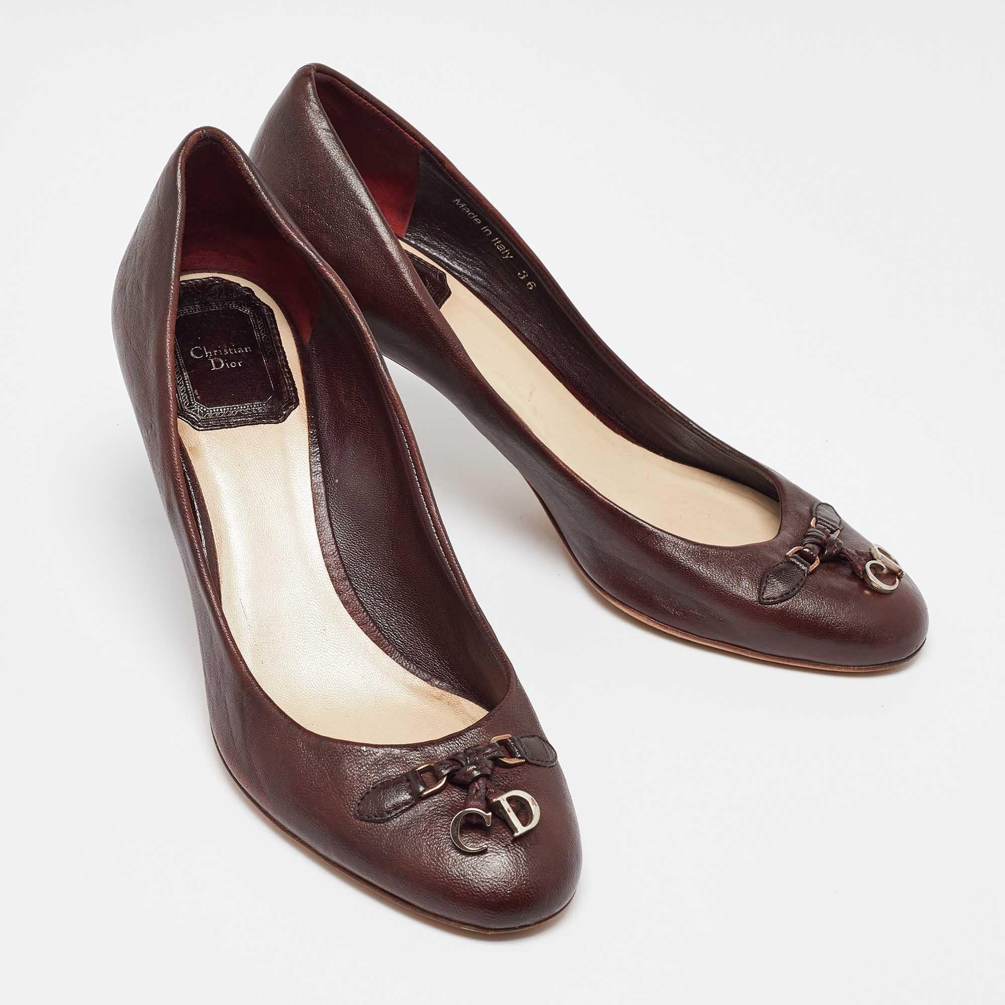 Dior Brown Leather CD Charm Round Toe Pumps Size 36 In Good Condition For Sale In Dubai, Al Qouz 2
