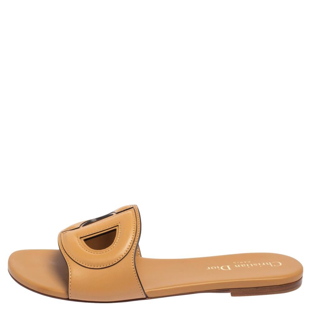 Mit diesen Slide Flats von Dior kann man nie etwas falsch machen. Diese femininen Flats sind aus hochwertigem Leder in einem schönen Braunton gefertigt. Sie haben Stil und Klasse und zeichnen sich durch eine offene Zehenpartie und eine