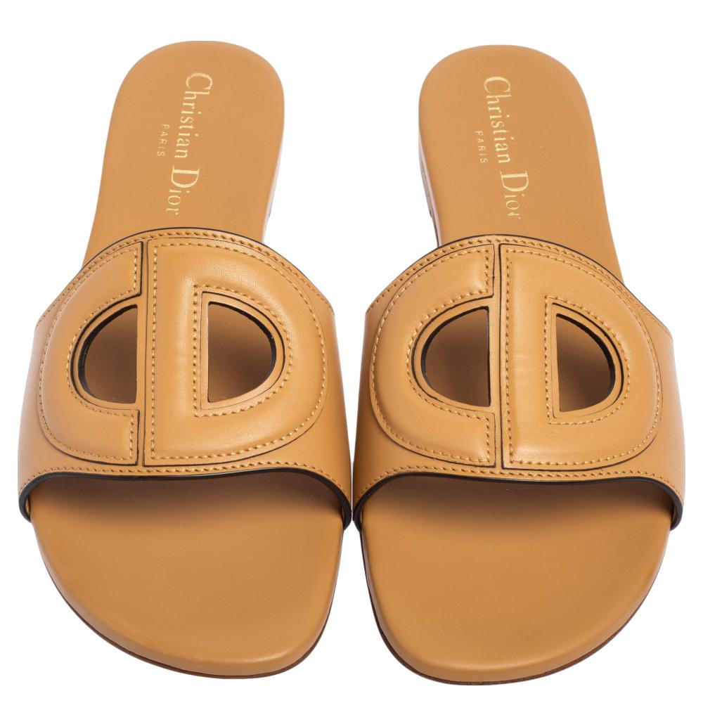 Dior Braun Leder D Club Flache Sandalen Größe 38 im Zustand „Gut“ in Dubai, Al Qouz 2