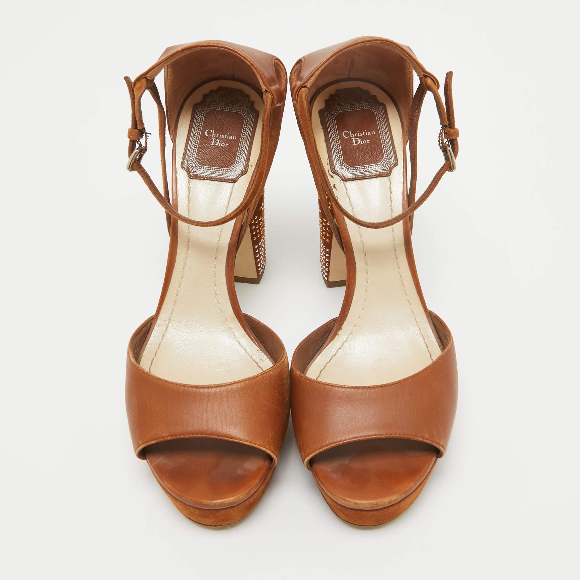 Dior Brown Leder verschönert Blockabsatz Knöchelriemen Sandalen Größe 37.5 (Braun) im Angebot